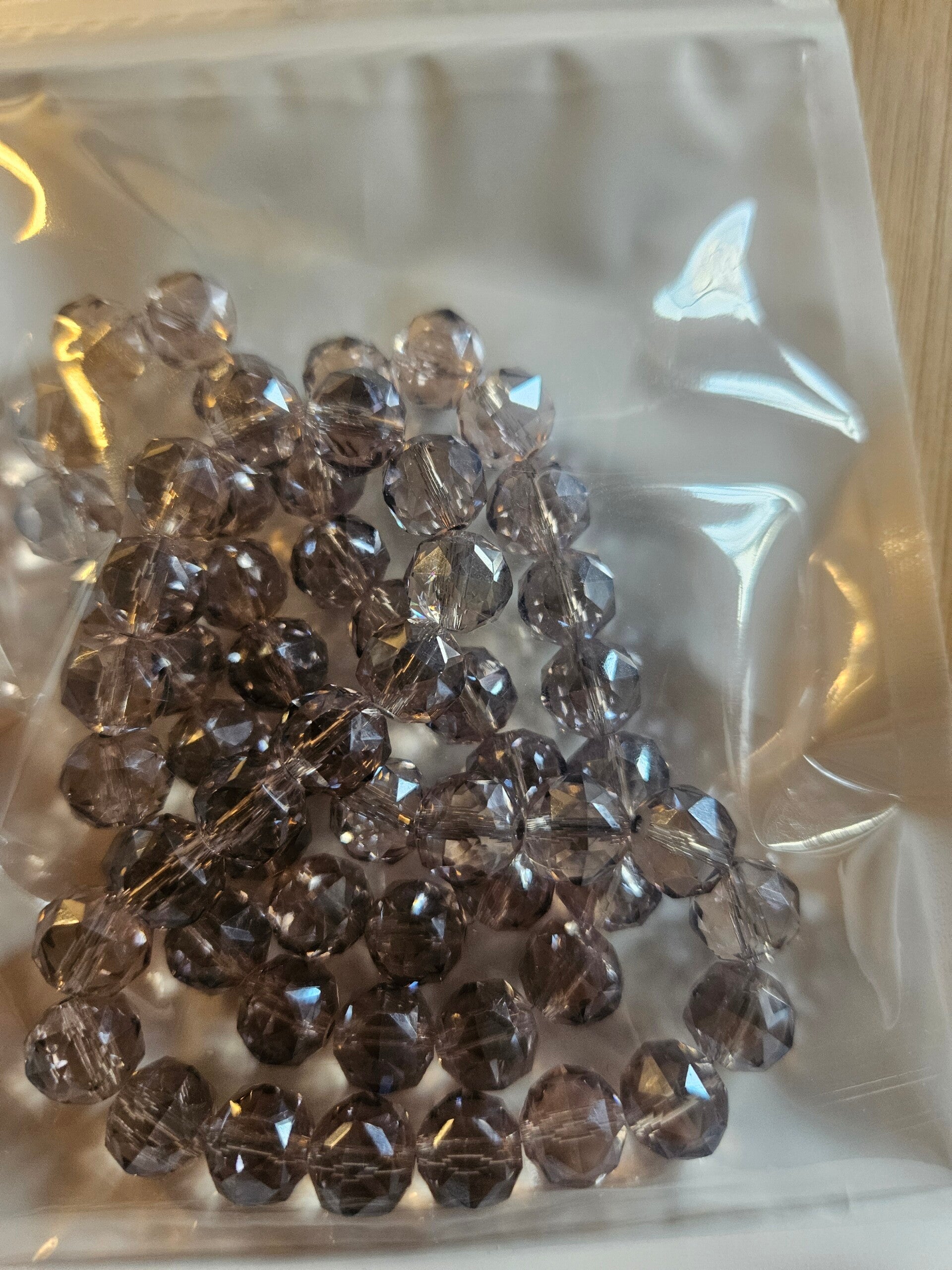 Lila 10 mm fasetterade glaspärla