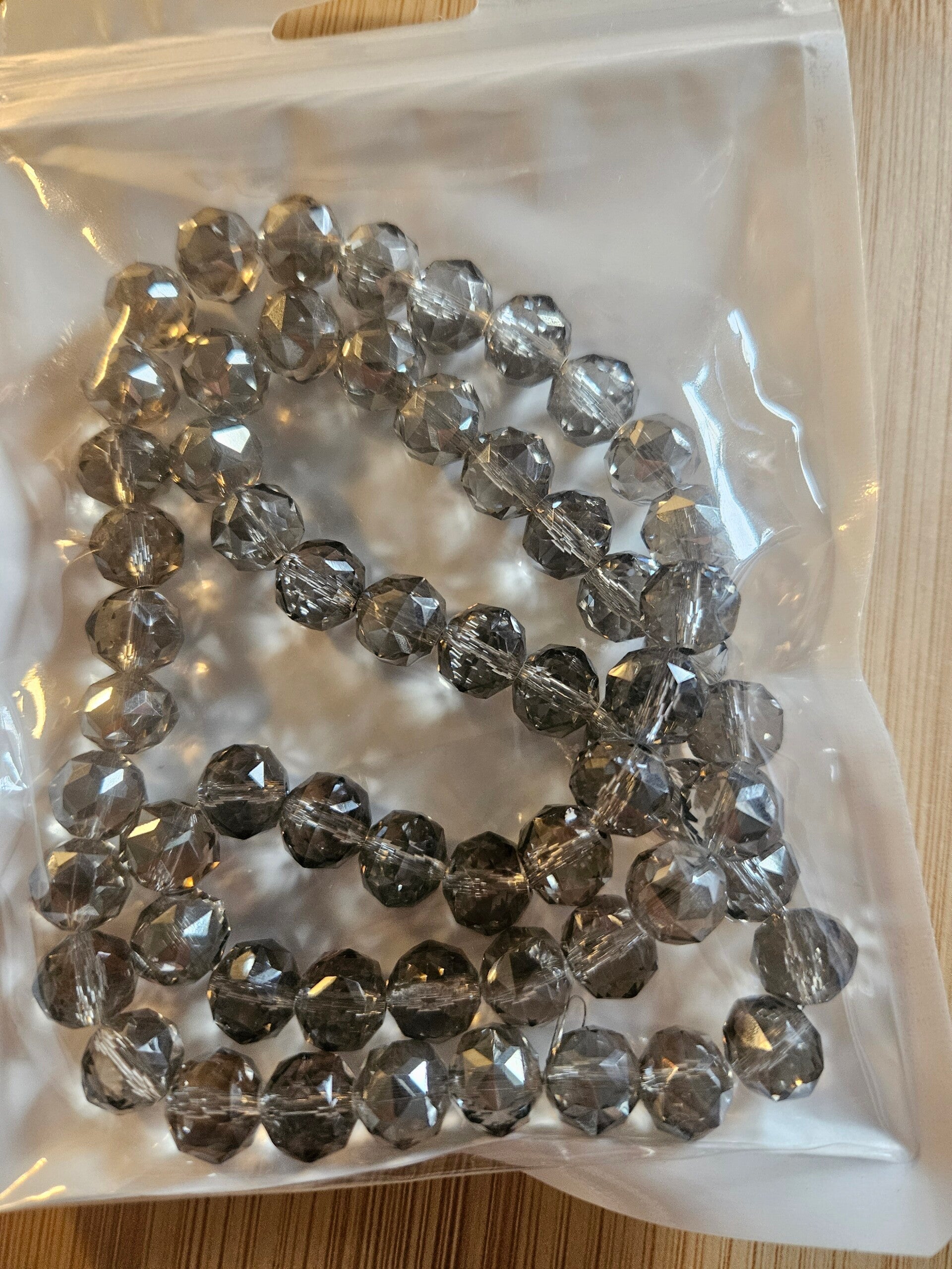 grå 10 mm fasetterade glaspärlor