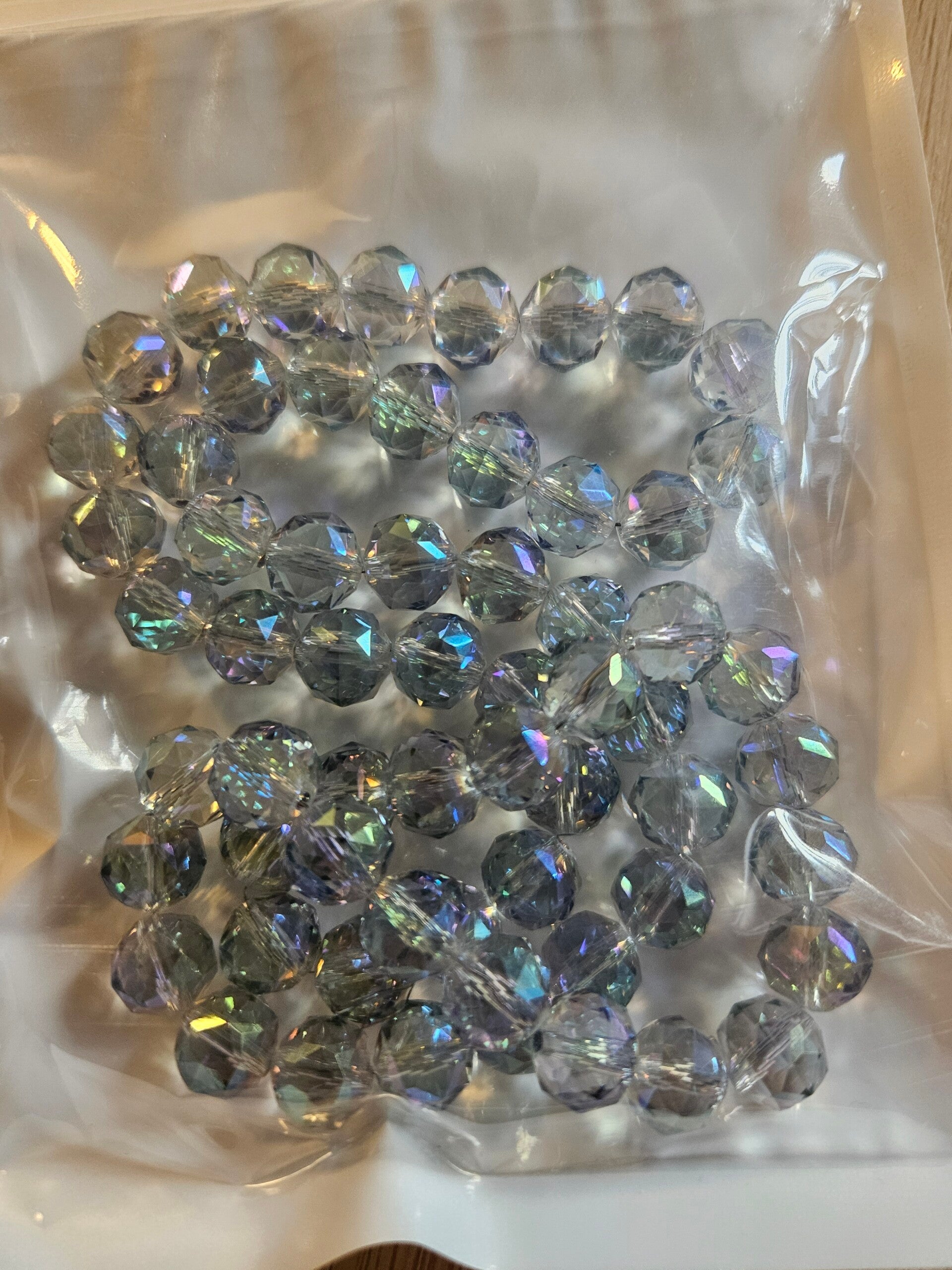 blå/grå 10 mm fasetterade glaspärlor