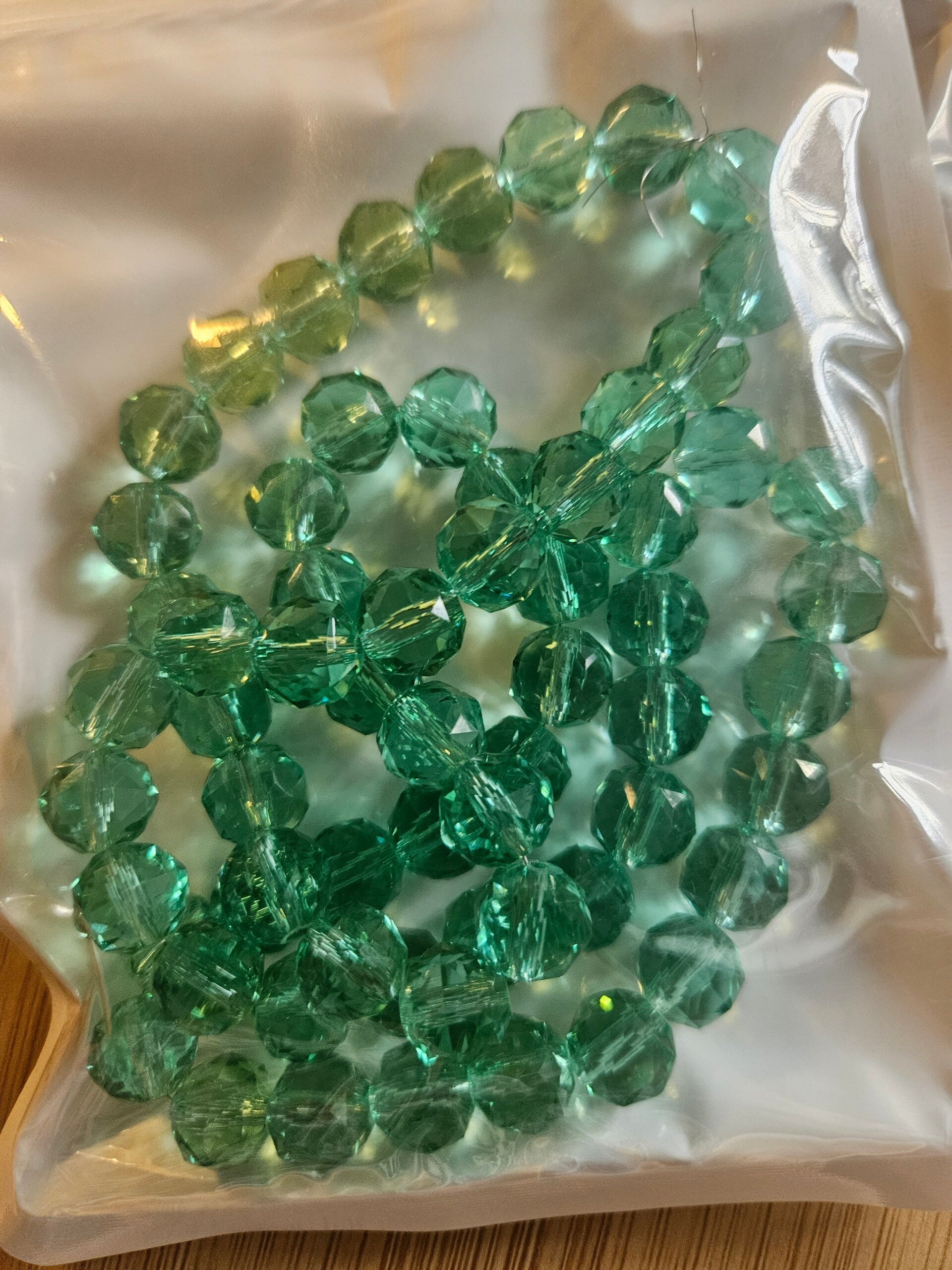 grön 10 mm fasetterade glaspärlor