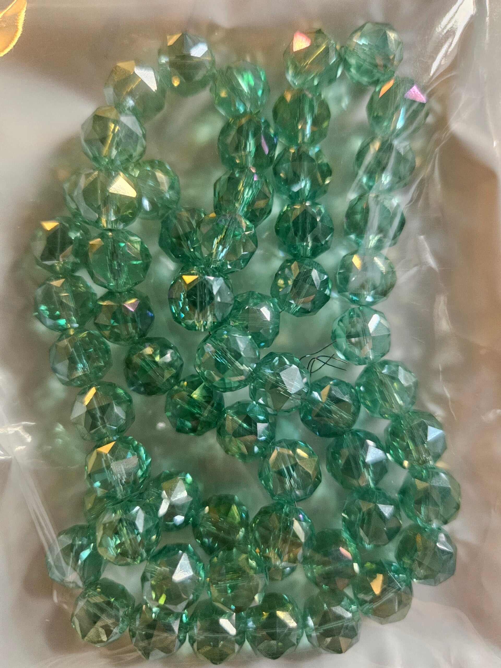 ljus mintgrön 10 mm fasetterade glaspärlor