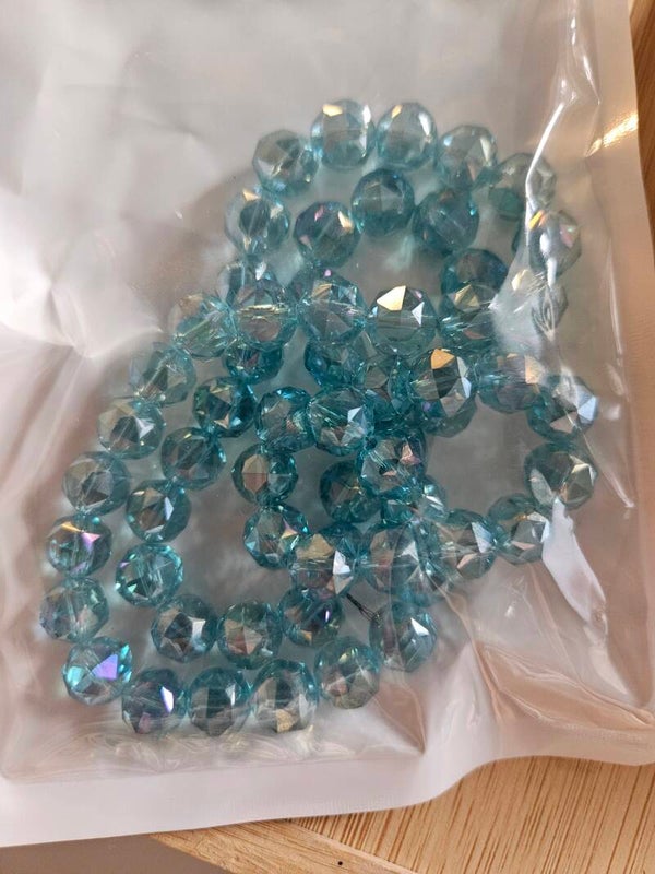 ljus blå 10 mm fasetterade glaspärlor