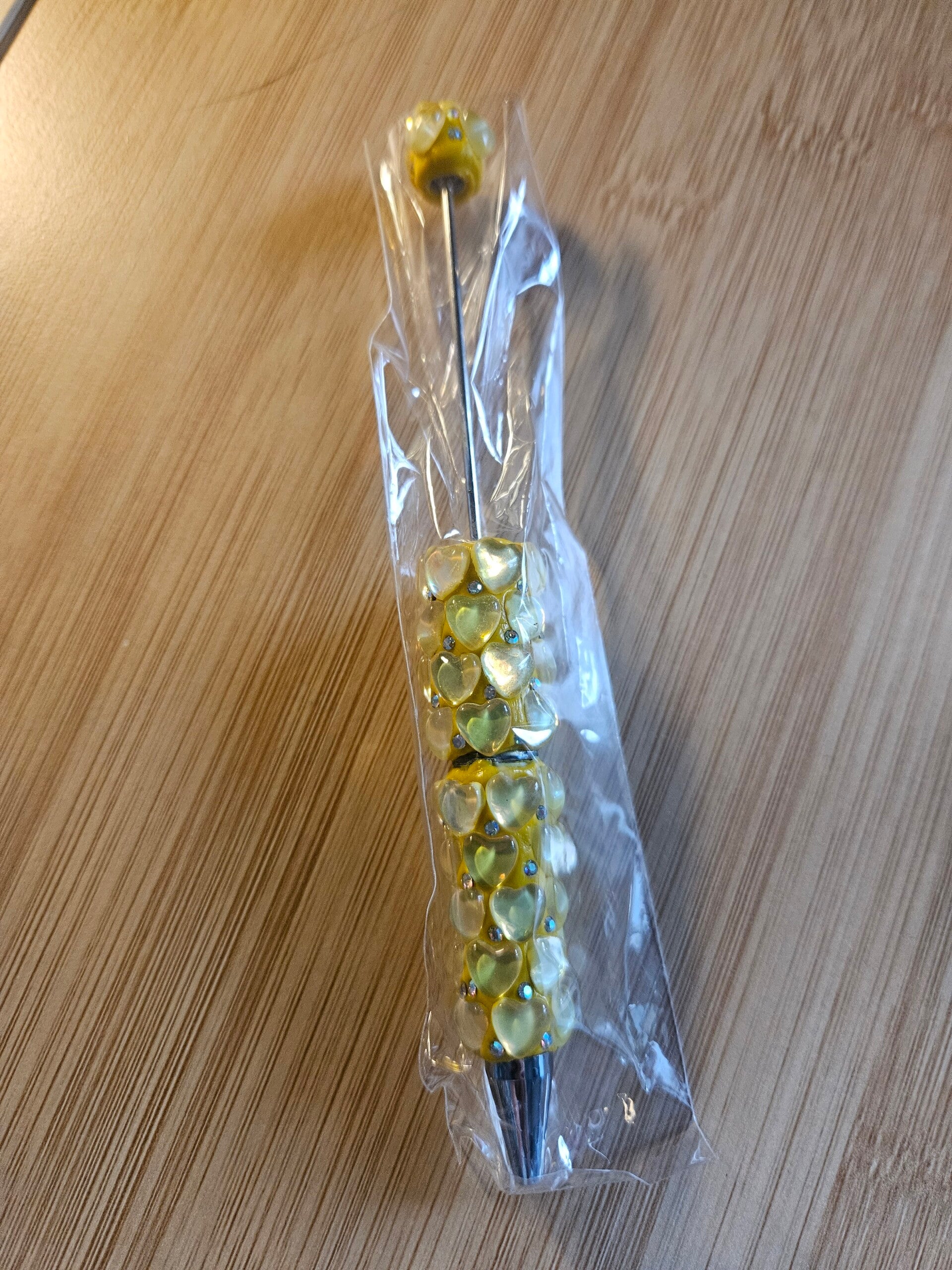 Gul penna med hjärtan
