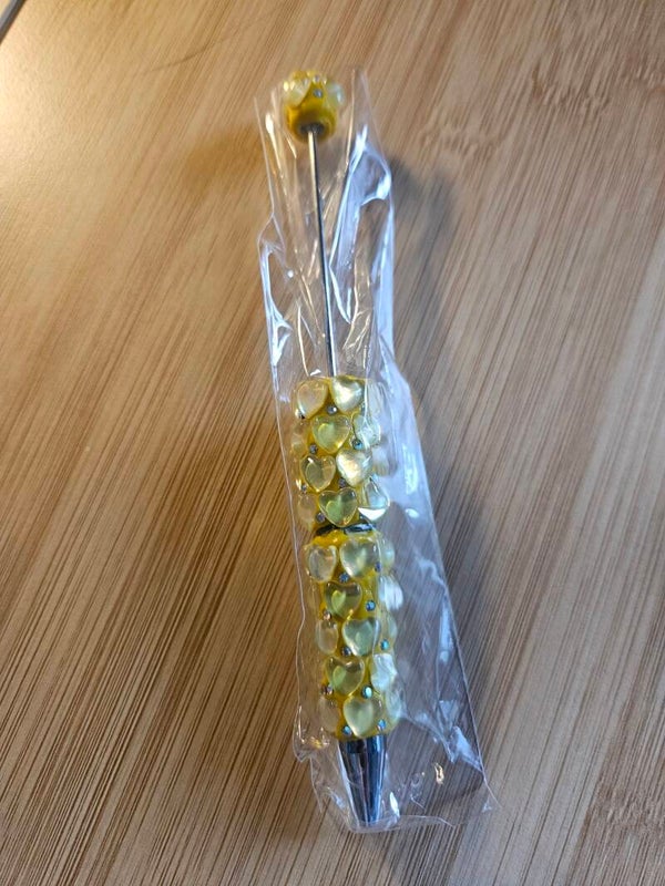 Gul penna med hjärtan