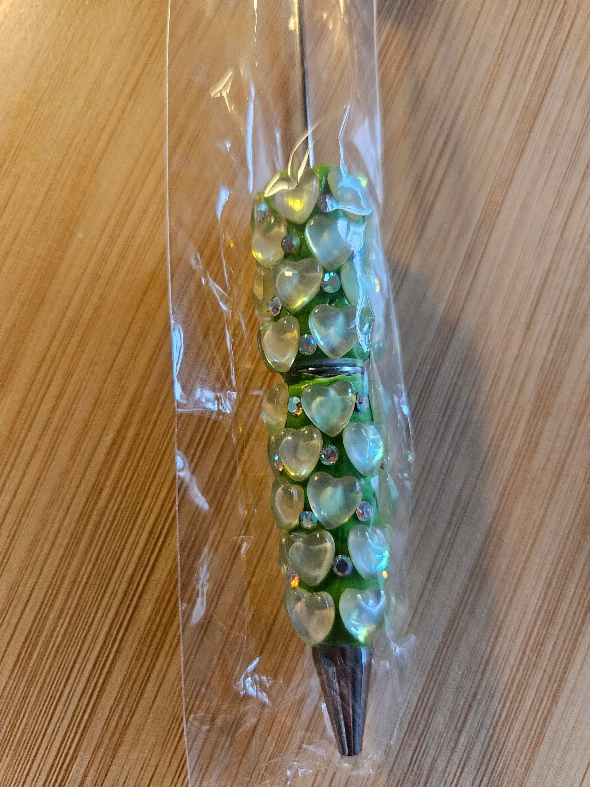 Grön penna med hjärtan