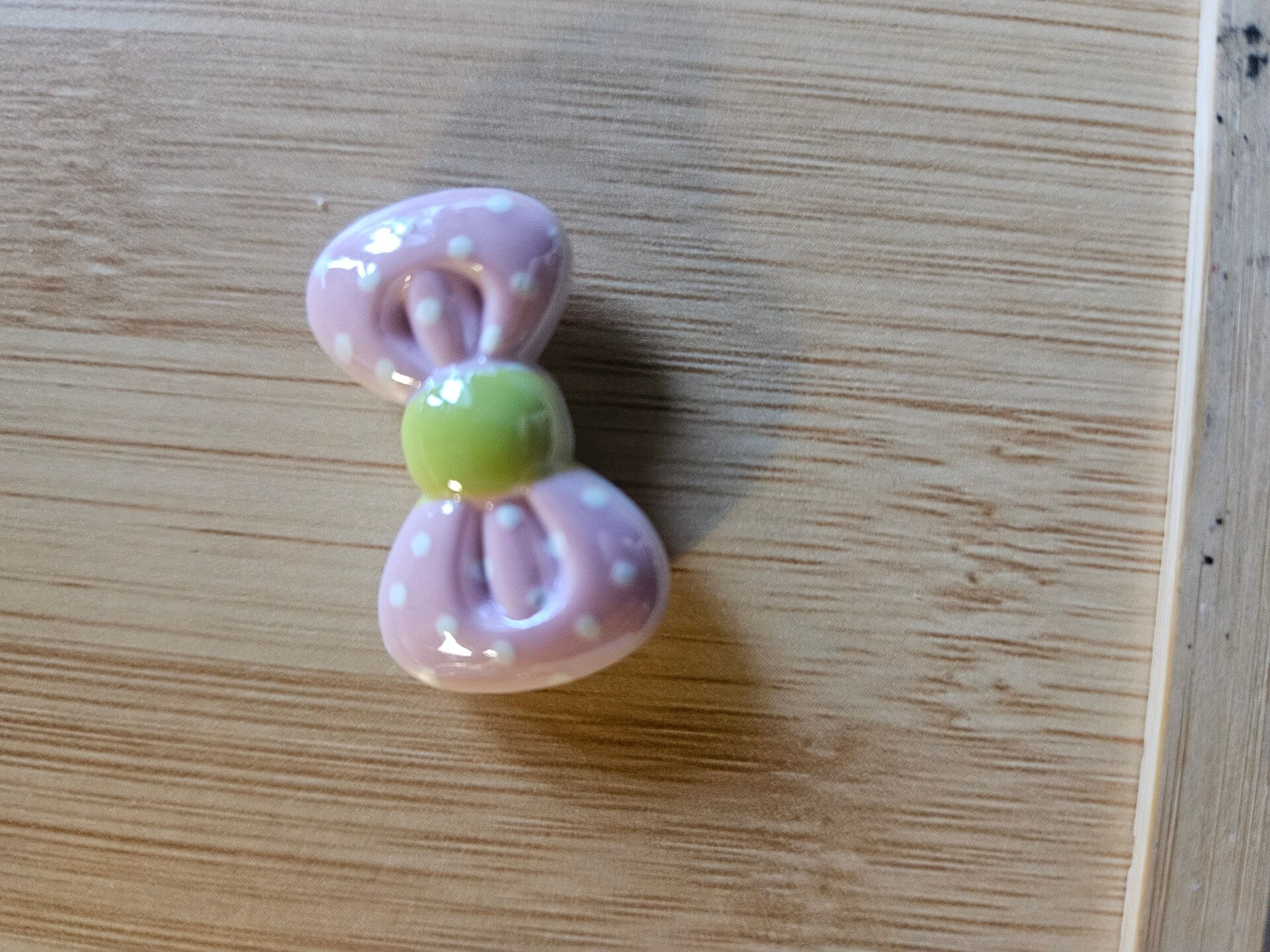 Rosa rosett med grön knut