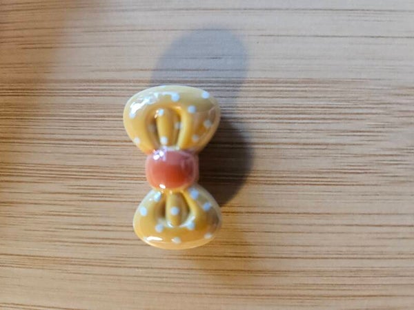 Gul rosett med orange knut