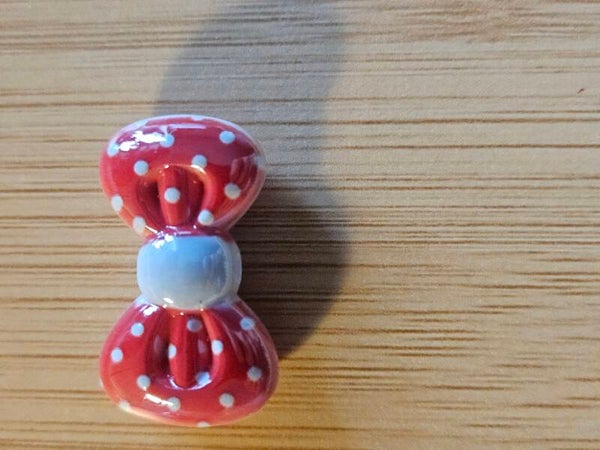 Röd rosett med ljus blå knut