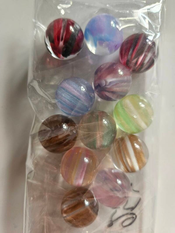 Randiga akrylpärlor 16 mm mixade färger 12 pack