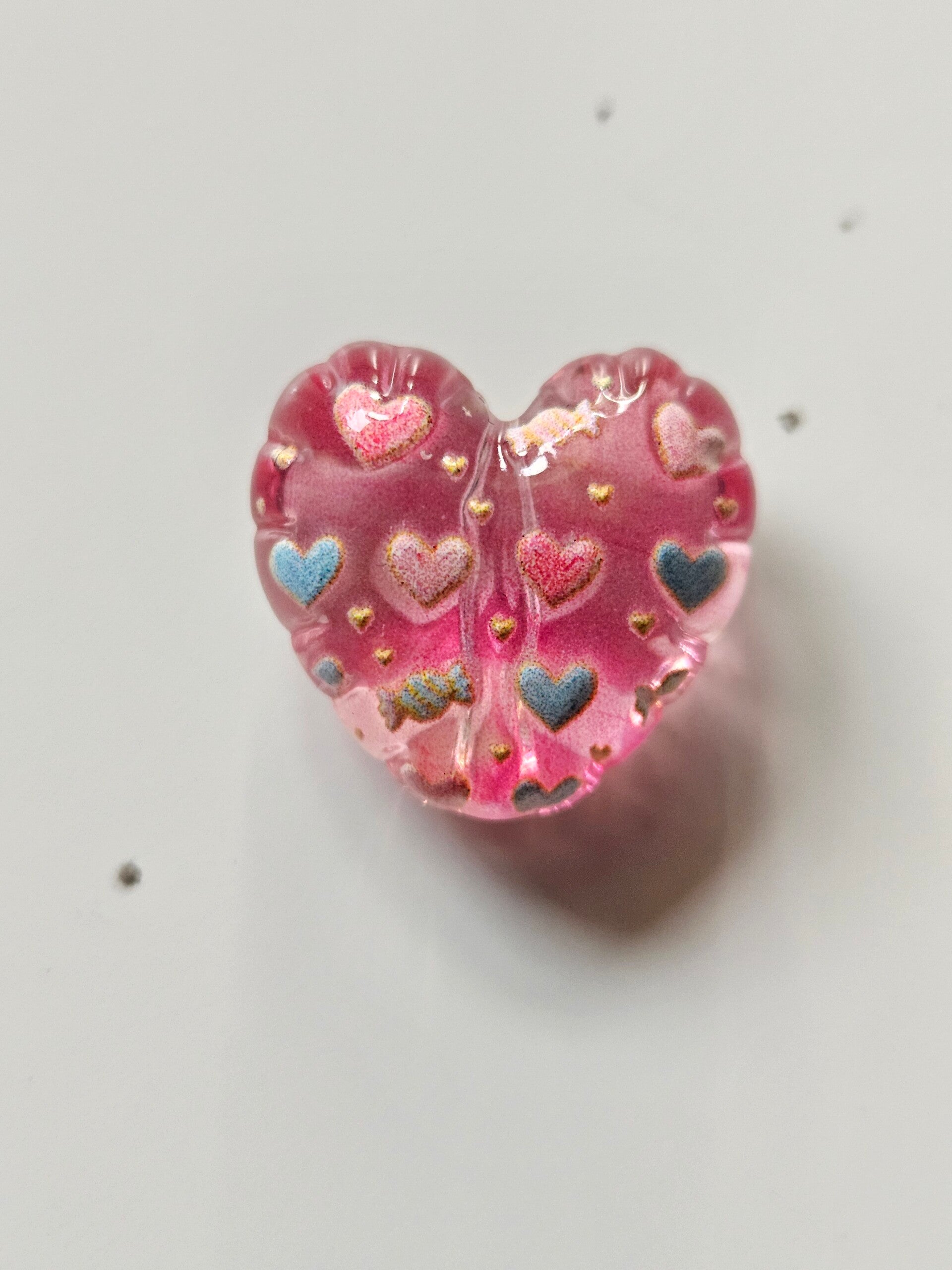 Hjärtpärlor i akryl - Rosa med blå/rosa motiv