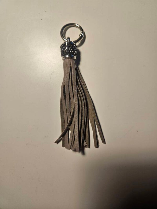 Tofs/nyckelring med strass i grå färg