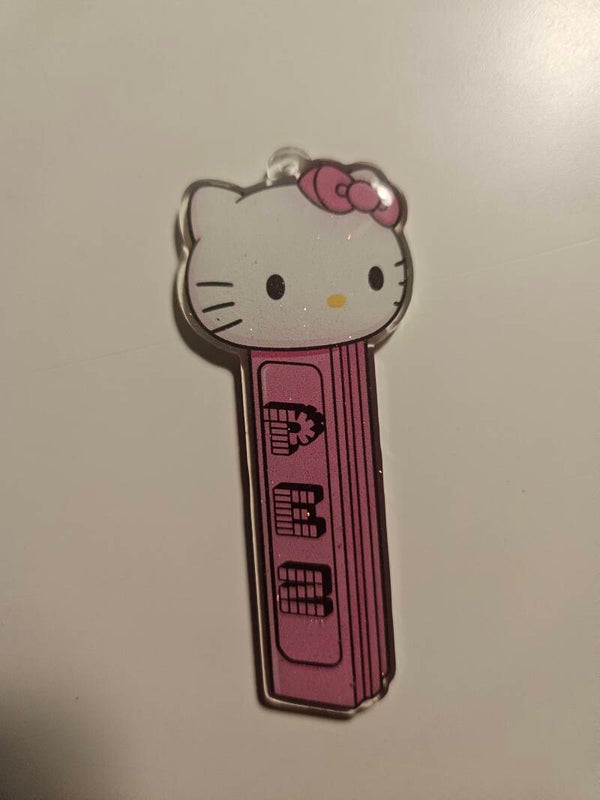 Akryltagg med hål "Hello Kitty" motiv