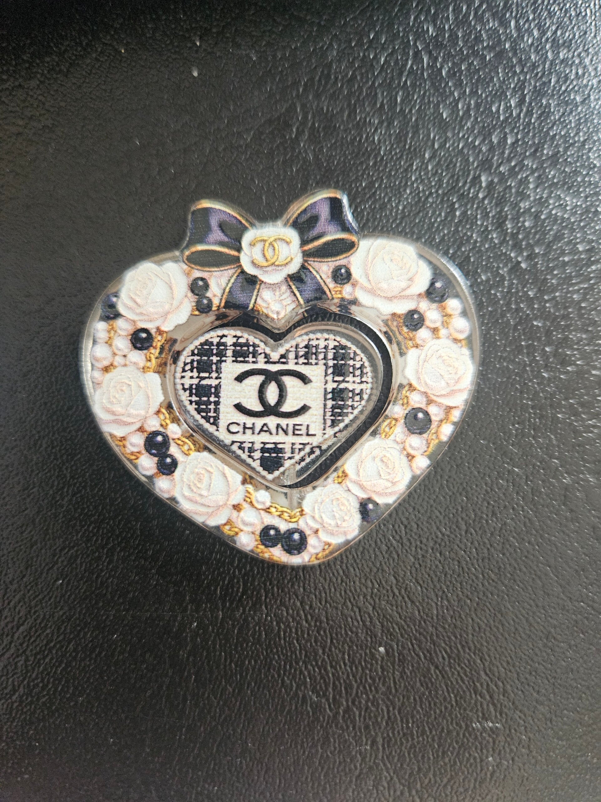 Emaljpin - chanel inspirerad