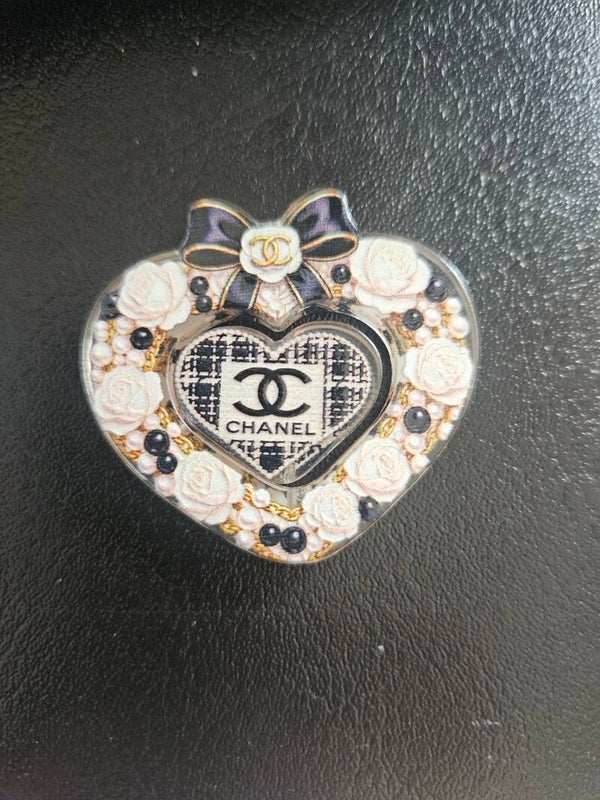 Emaljpin - chanel inspirerad