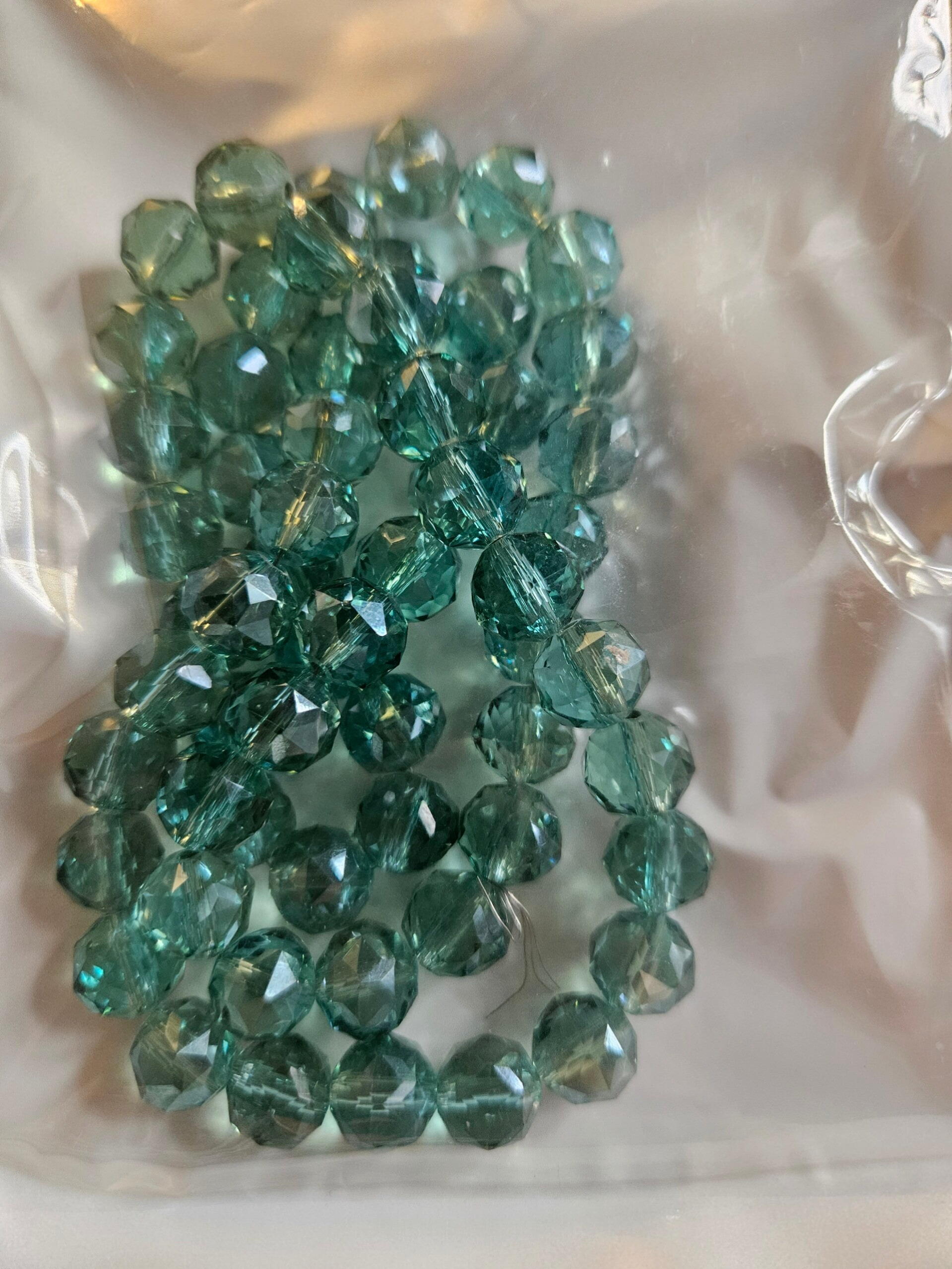 turkos/blå/grön nyans 10 mm fasetterade glaspärlor