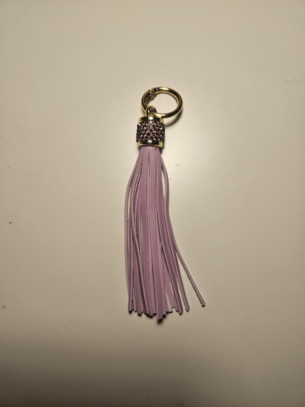 Tofs/nyckelring med strass i lila färg