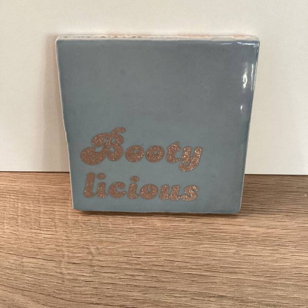 Tegeltje met Tekst: Booty Licious