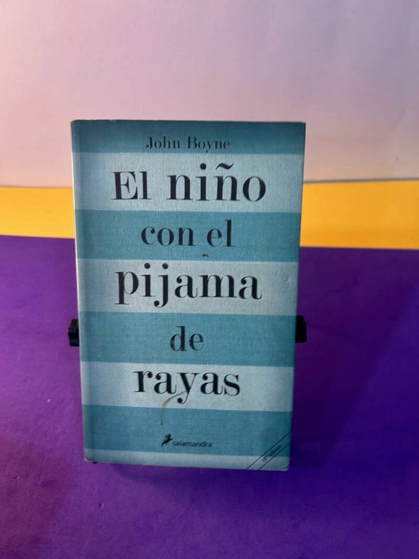 El niño con el pijama de rayas