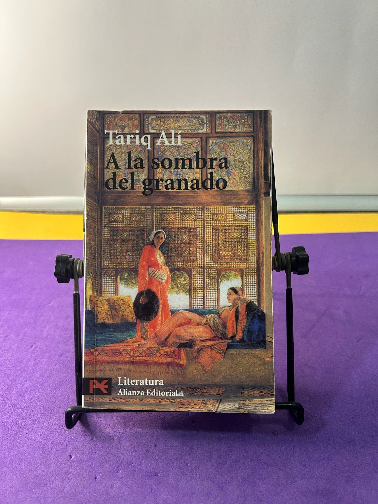 A la sombra del granado