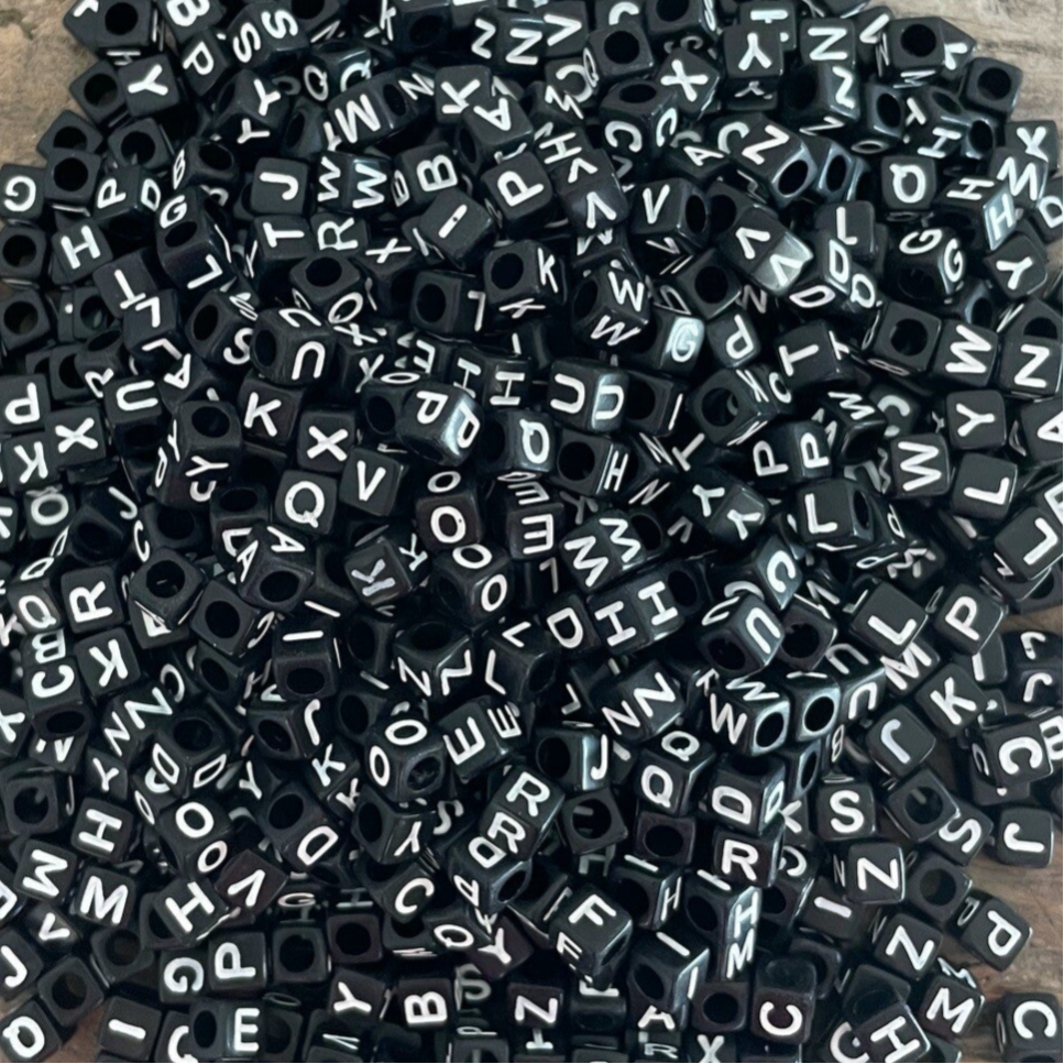 Letters naam armbandje zwart wit