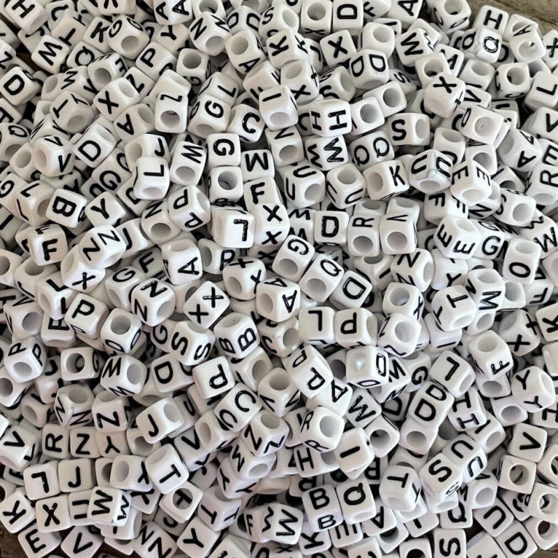 letters naam armbandje wit zwart