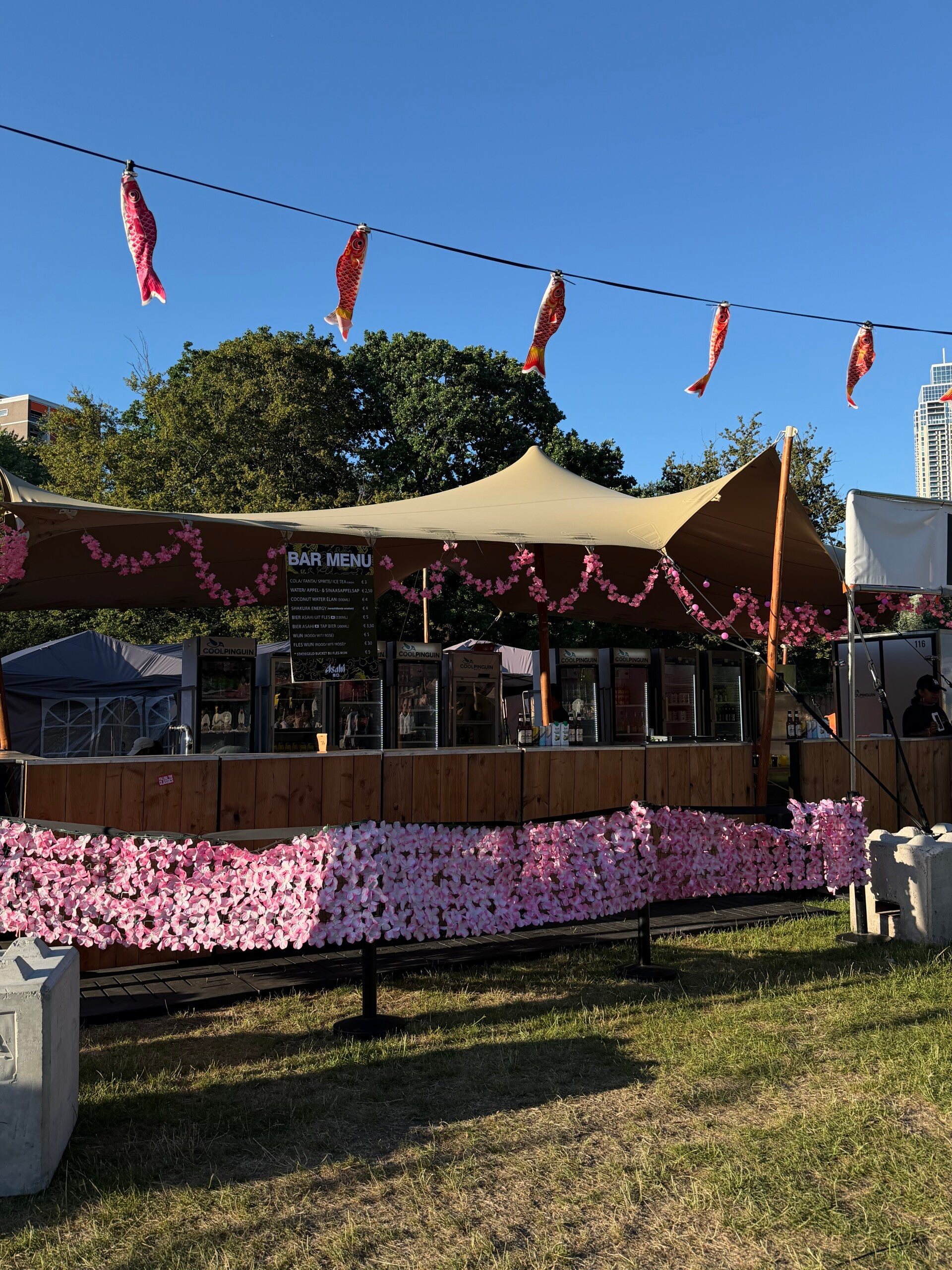 Stretchtent met versiering en terras onder de tent