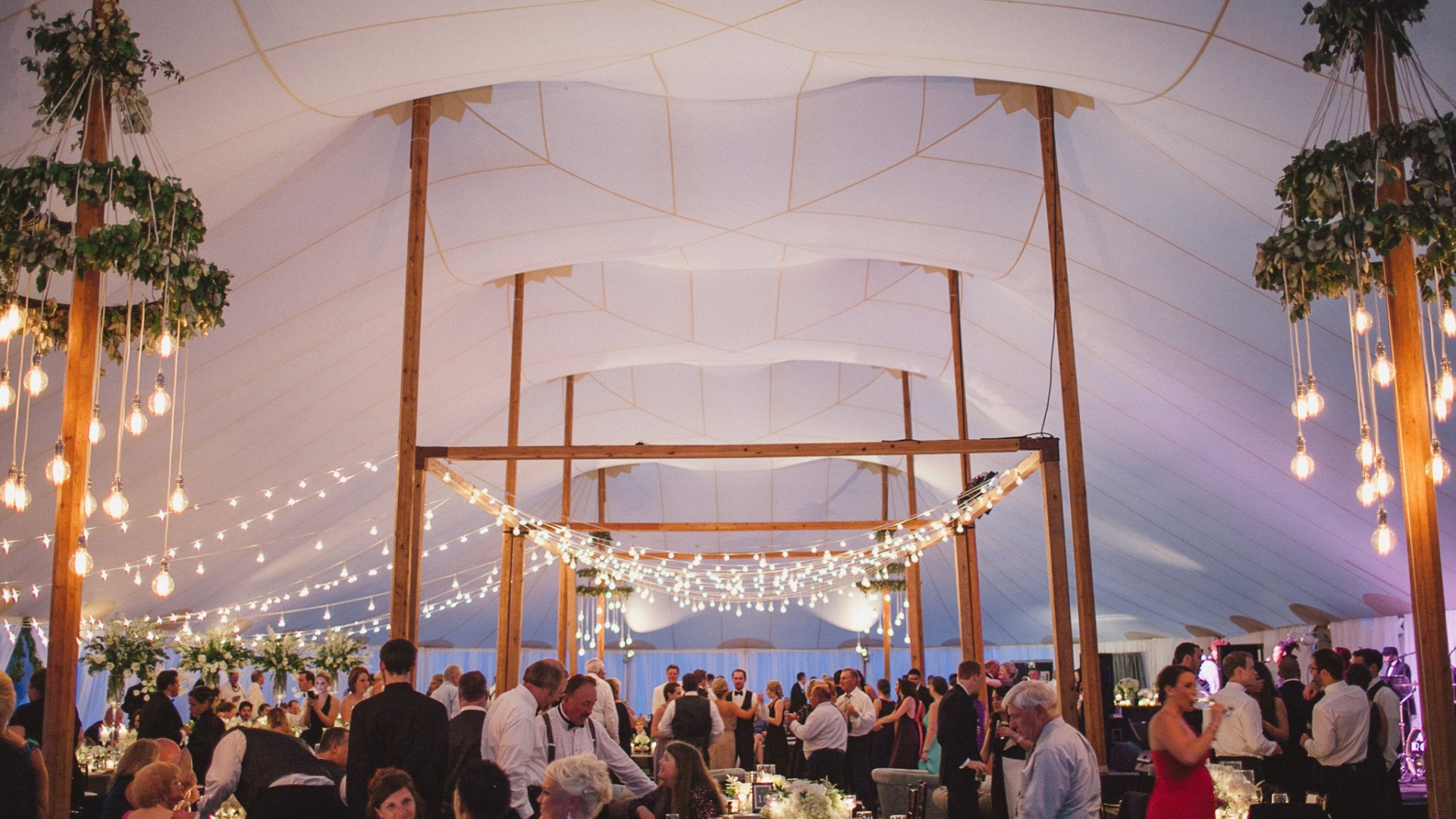Silhouettent met gasten onder de tent en decoratie in de tent