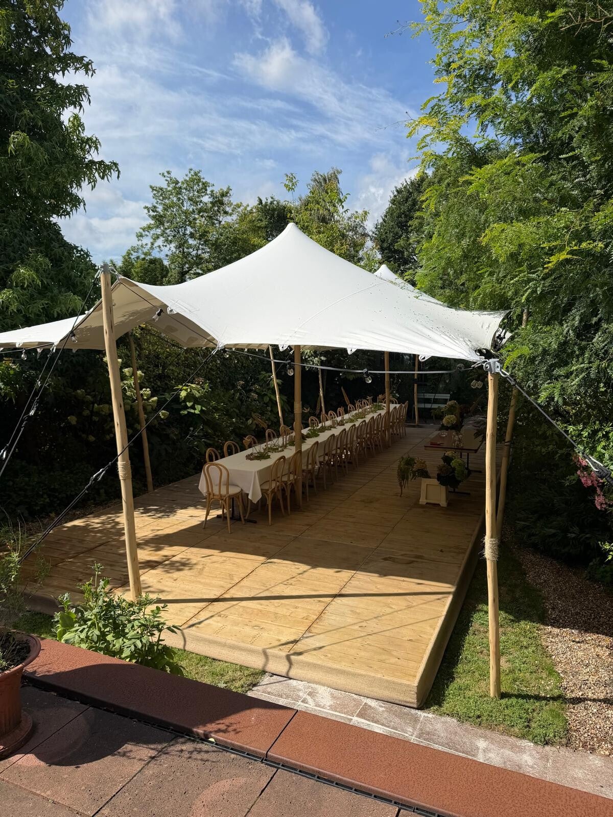 Silhouettetent op plein bij kininklijk museum antwerpen met diner setting eronder