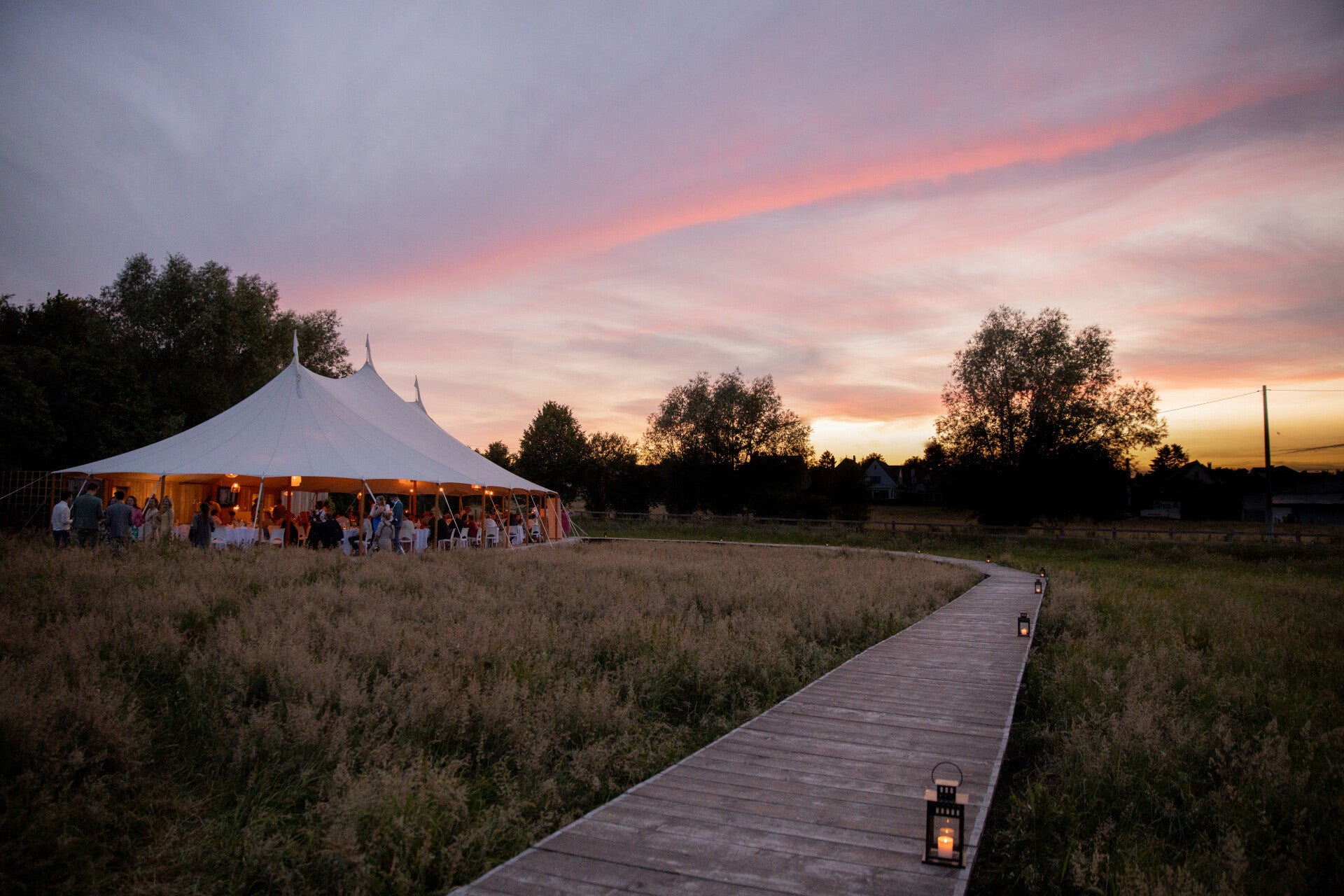 Catering met tent op achtergrond