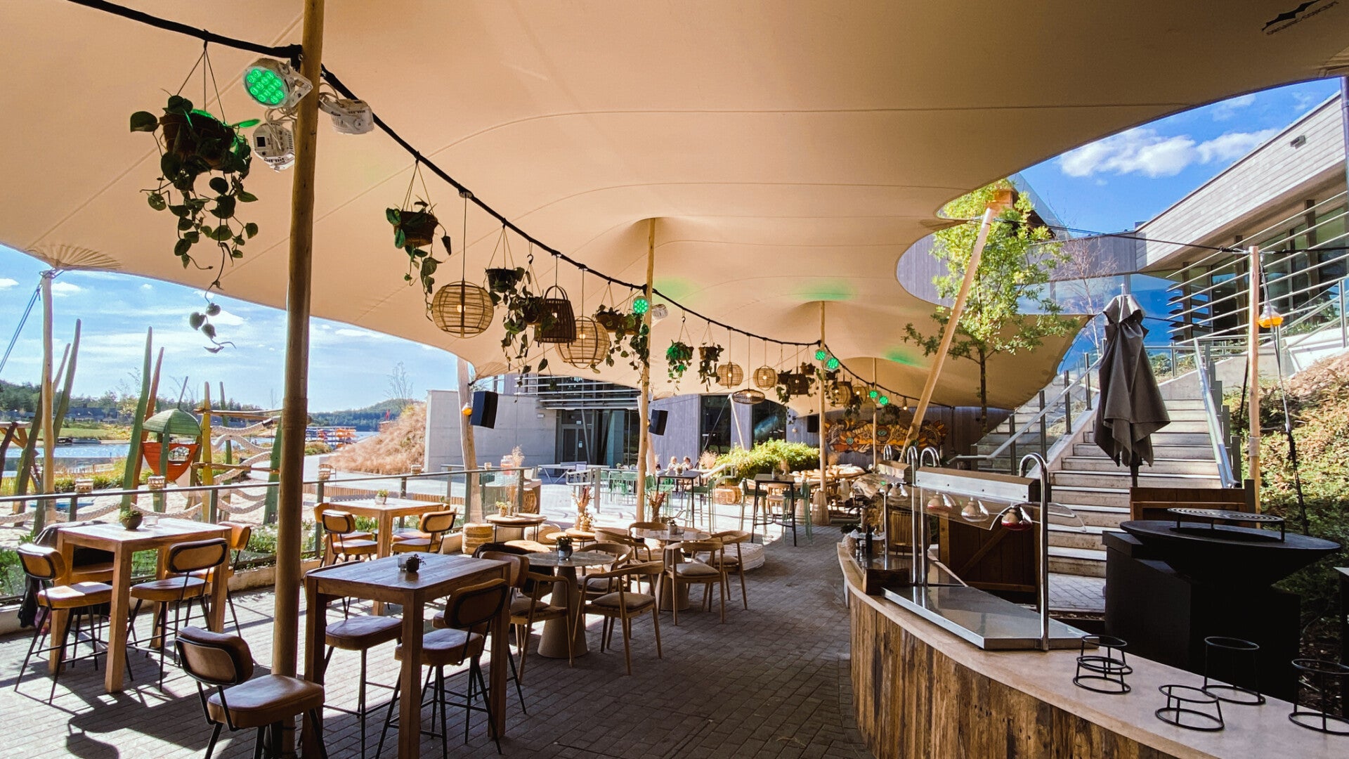 Stretchdoek overkapping met jacuzzi, loungeset en bbq overdekt