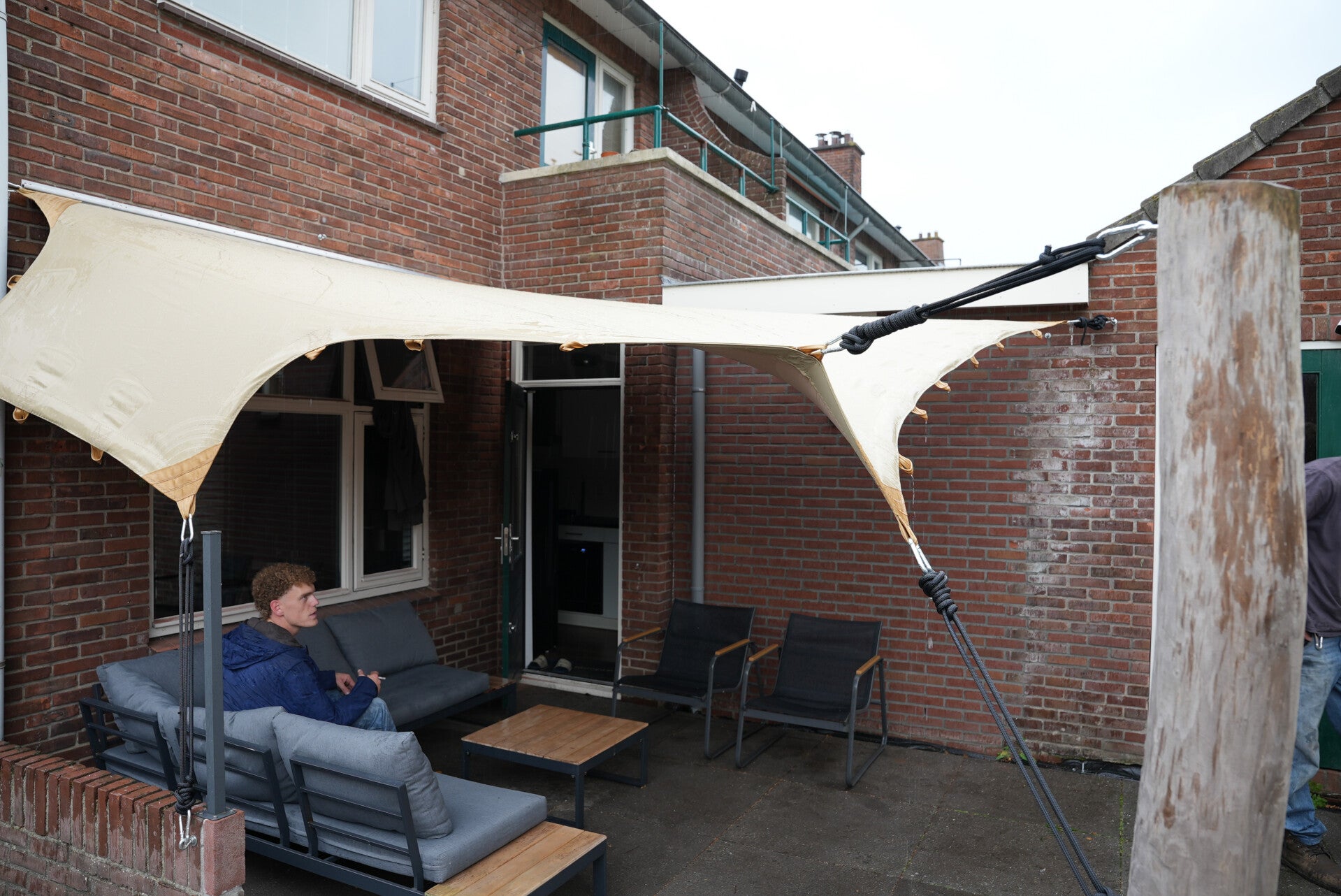 Permanente stretchtent in tuin over jacuzzi en lounge gedeelte
