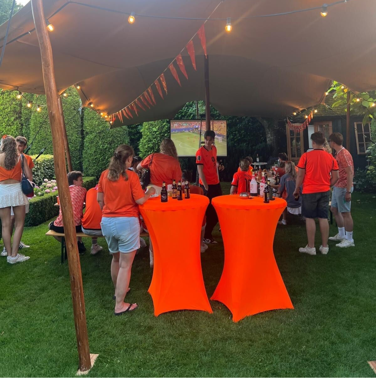 tuinfeest onder een stretchtent met oranje WK versiering