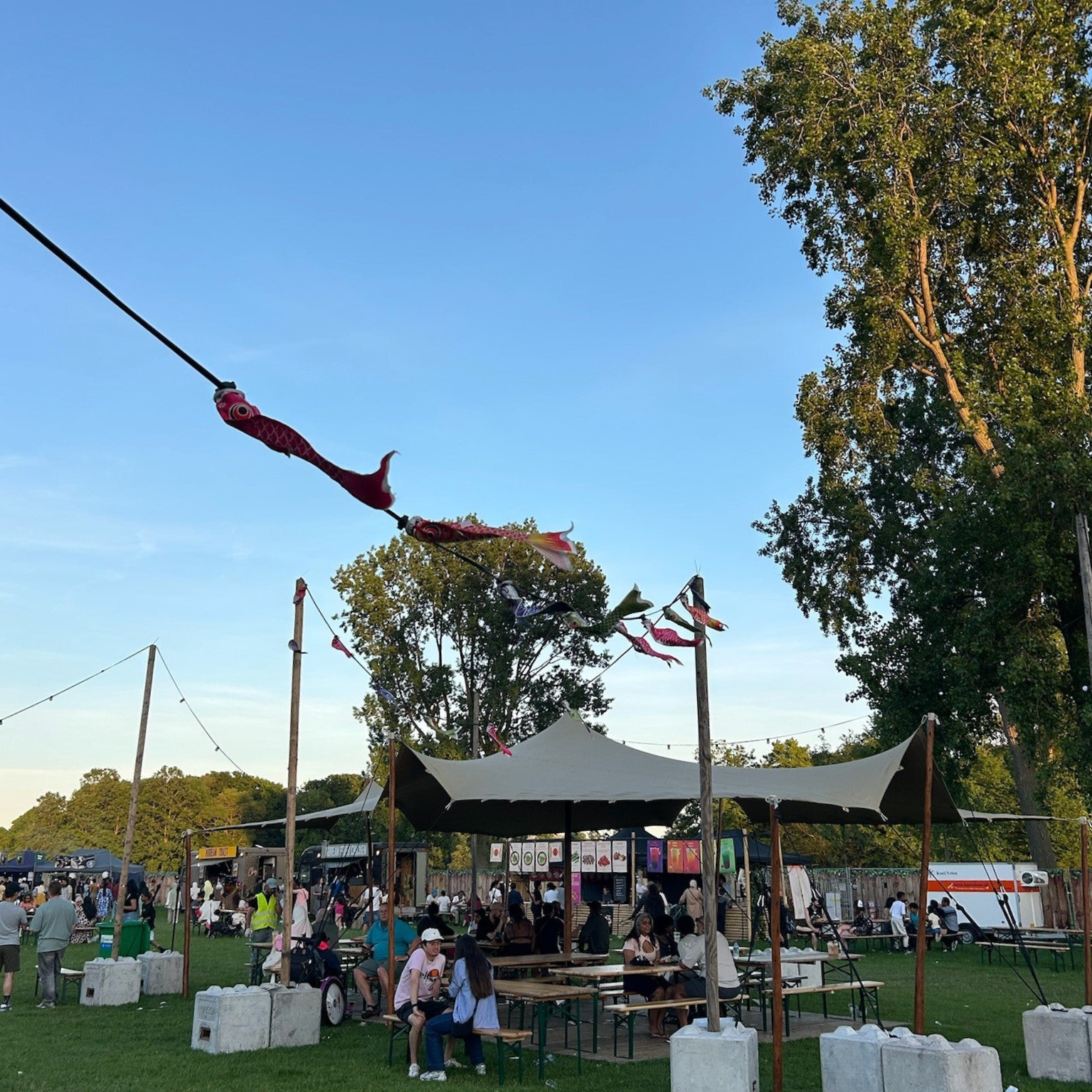 Stretchtent met versiering en terras onder de tent