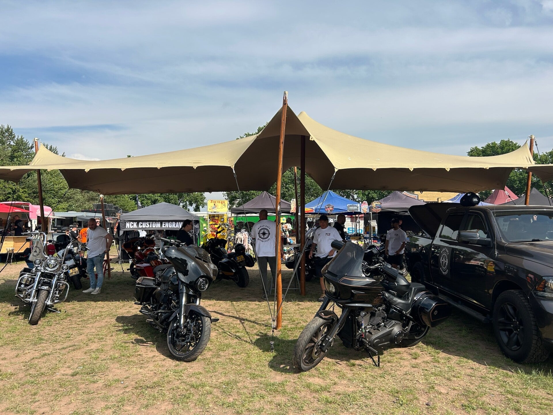 Stretchtent met harley-davidson motoren eronder en een pickup 