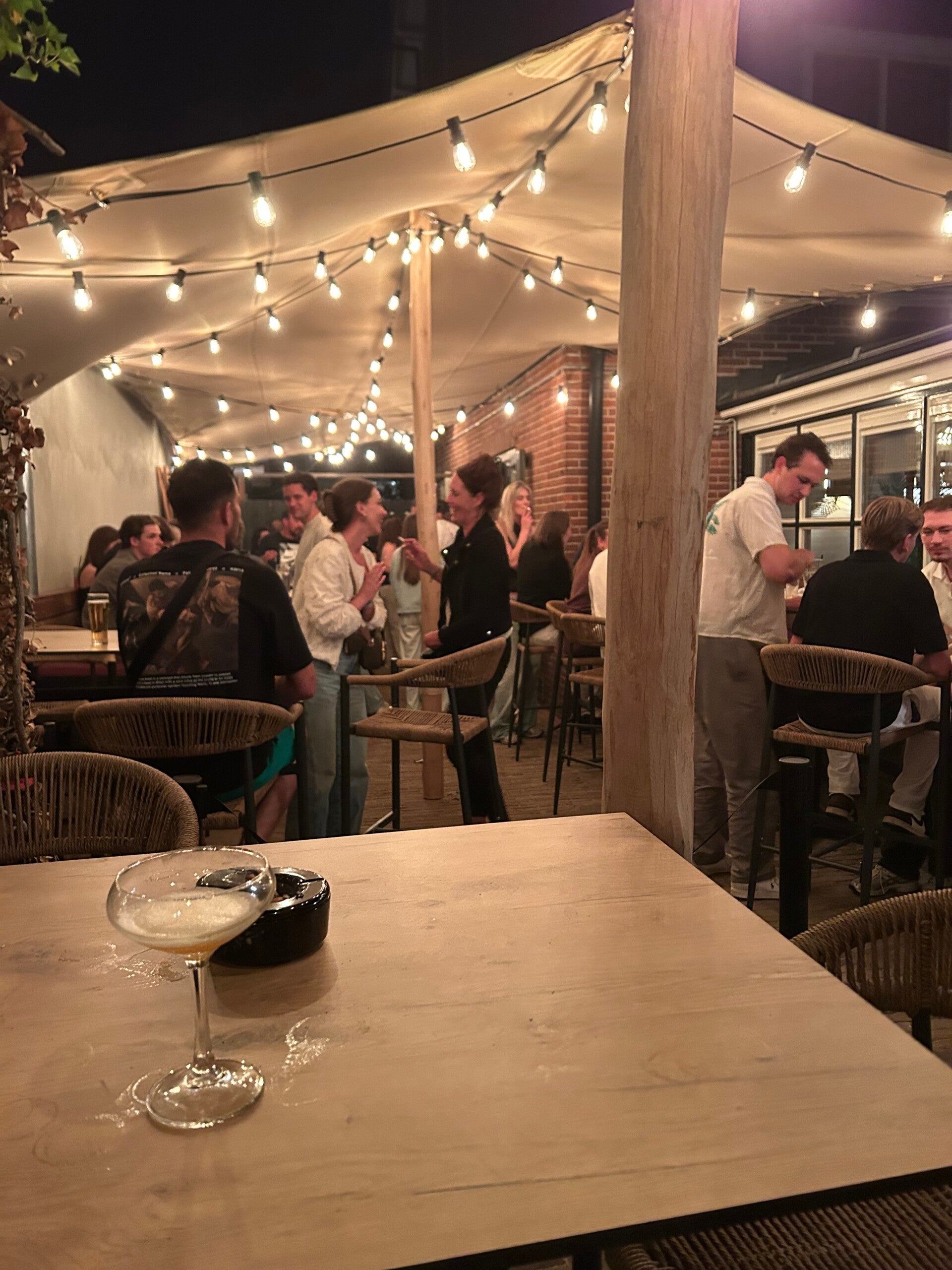 Waterdichte stretchtent over terras met sfeervolle verlichting
