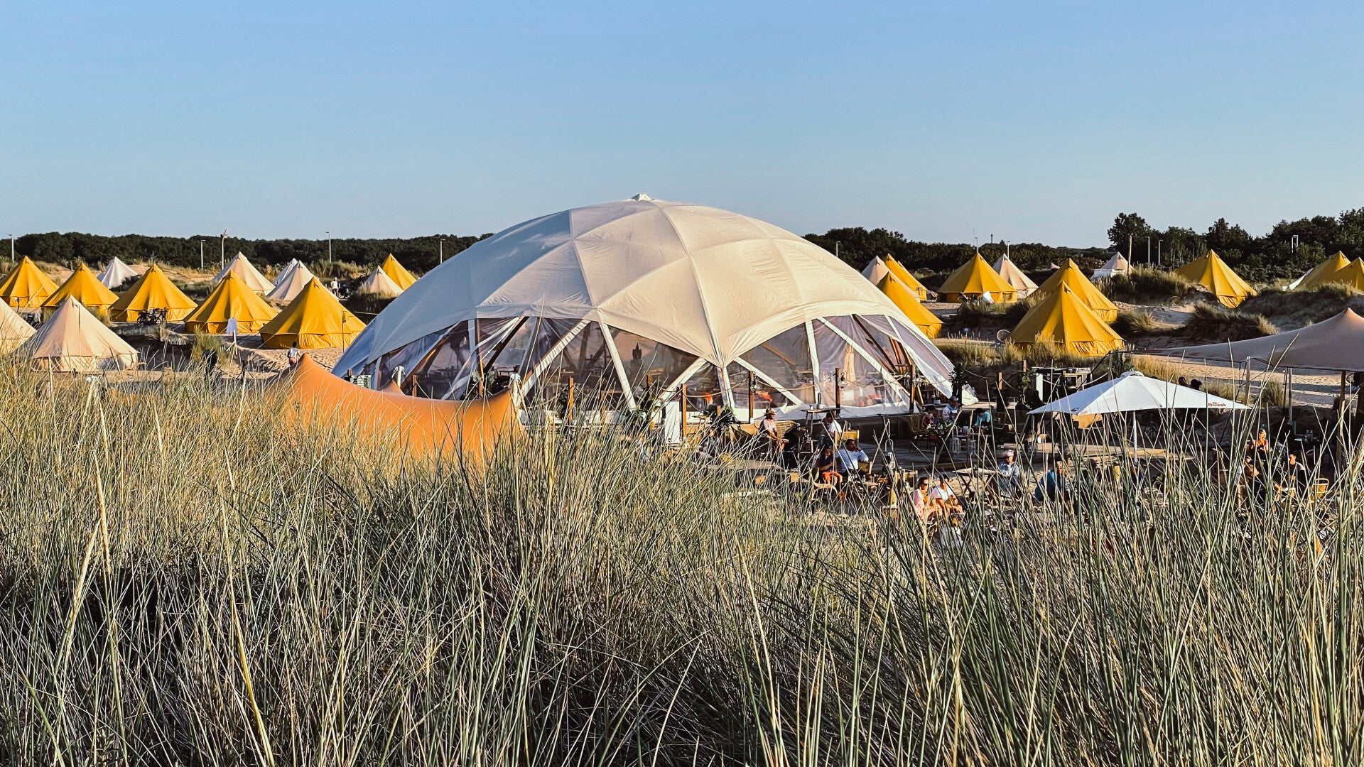 Wooden Flat Dome met slaaptenten en stretchtent eromheen gebouwd