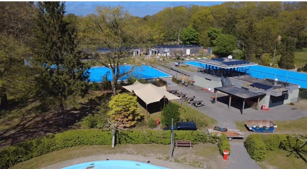 Stretchtent bij openluchtzwembad de sijsjesberg als stijlvolle schaduwdoek overkapping voor terras, recreatiegebied en zomerse evenementen