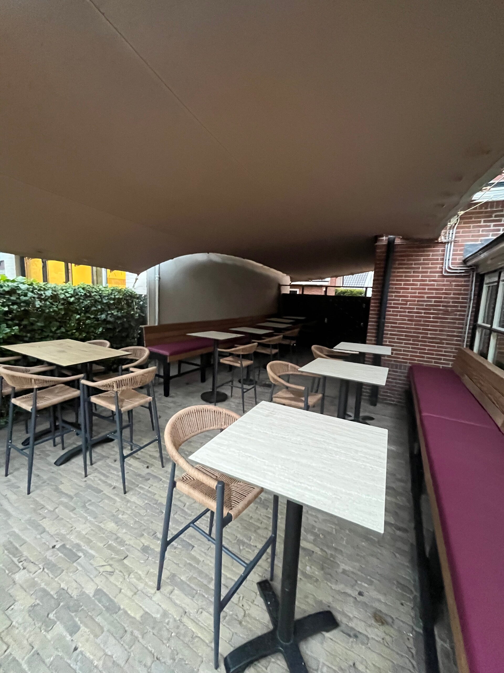 Custom-fit stretchtent permanent over horeca terras met stoelen en tafels
