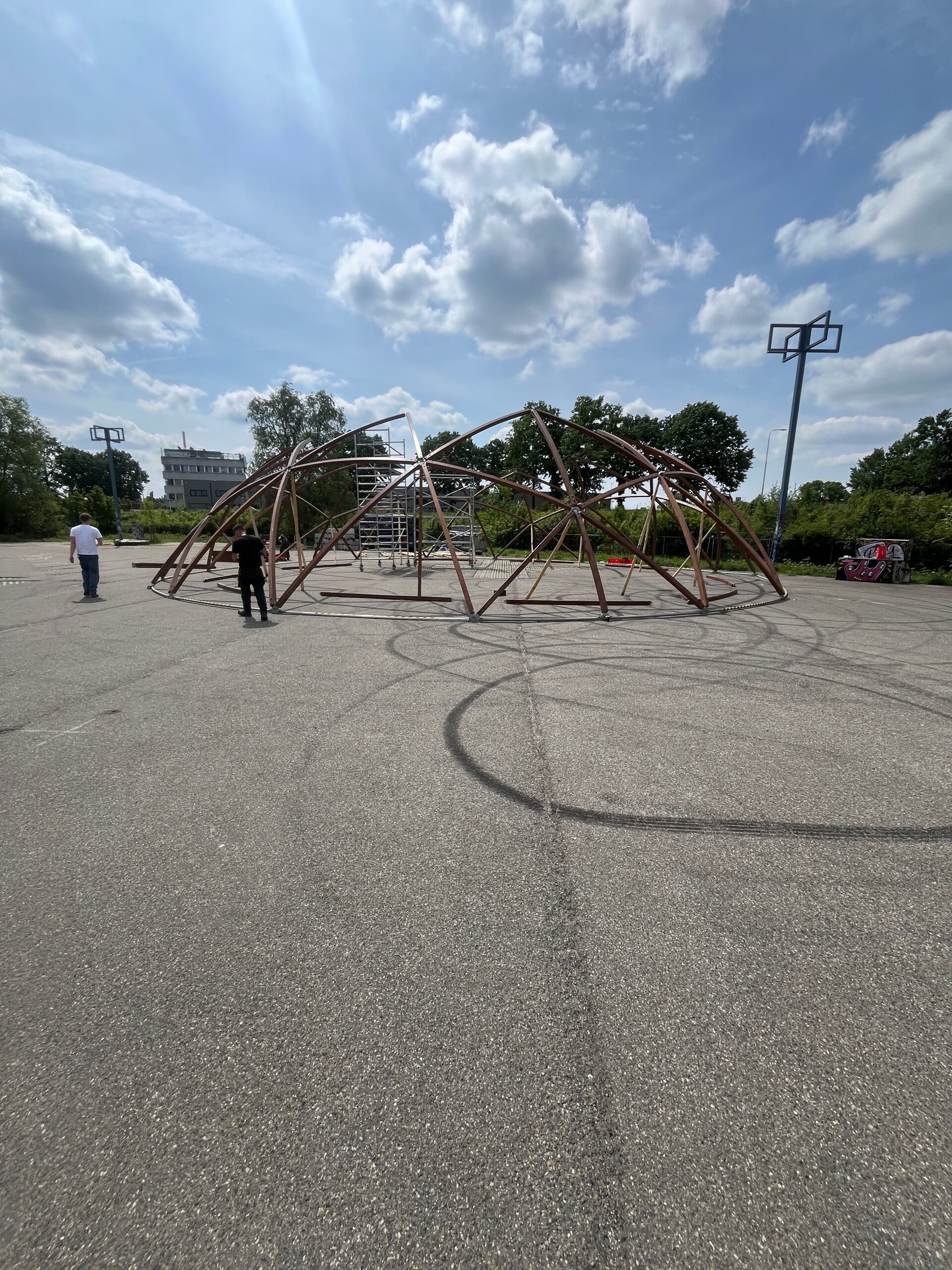 Opbouw van de houten koepelconstructie van een 20 meter Wooden Flat Dome