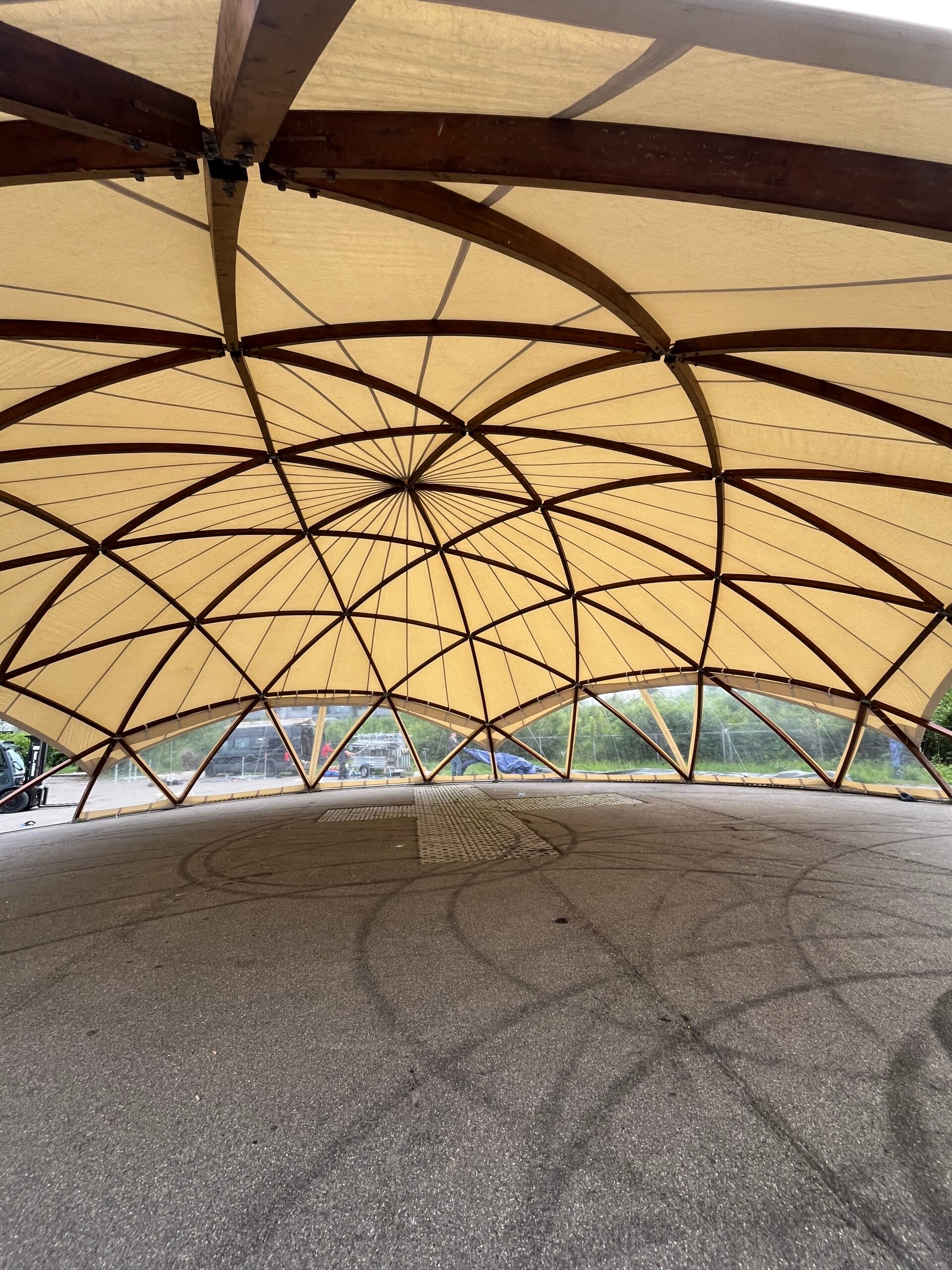 Binnenzijde van een Wooden Flat Dome met gebogen houten spanten en gespannen zeildoek