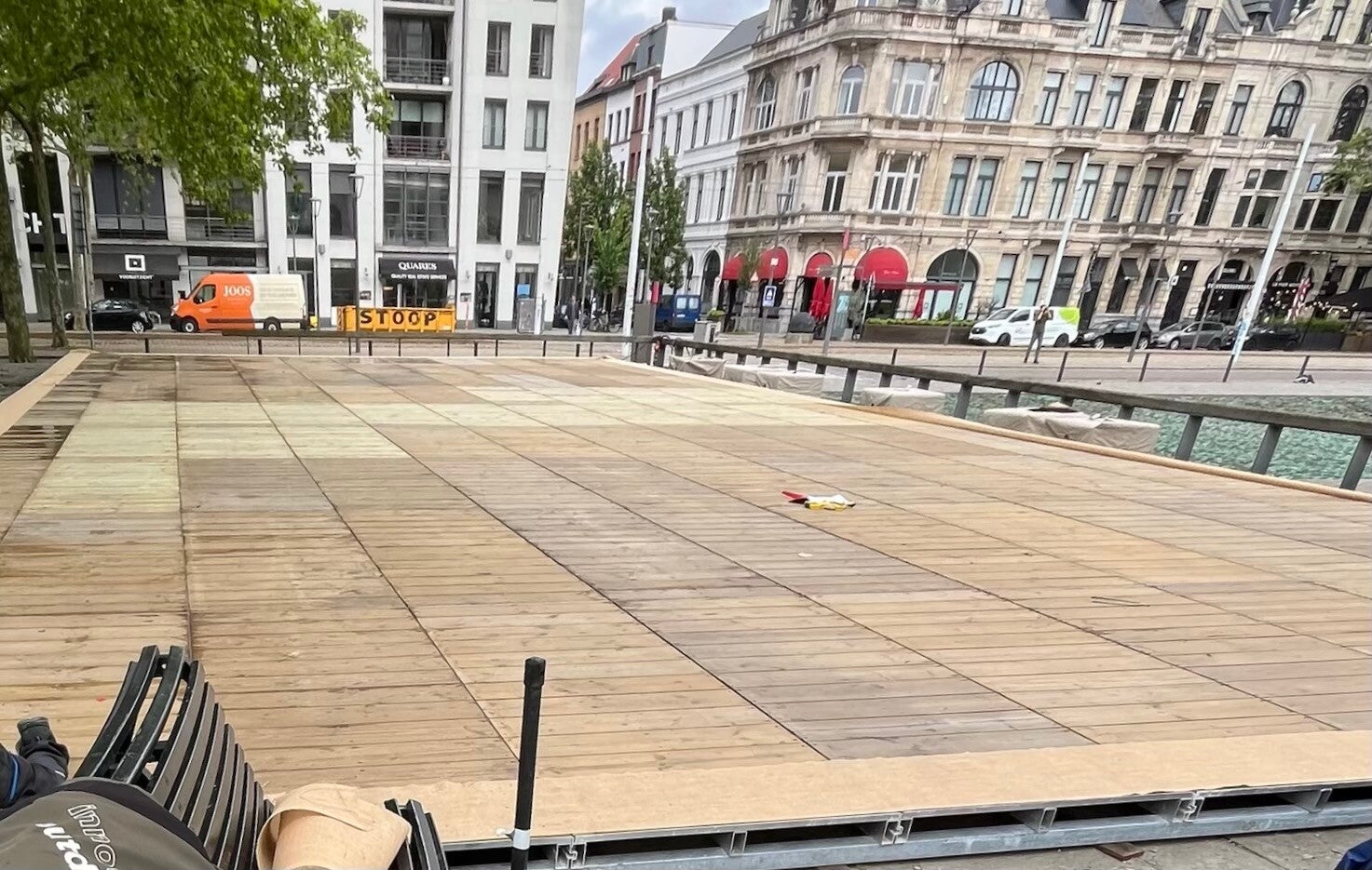 Houten vlondervloer als ondervloer van een tent