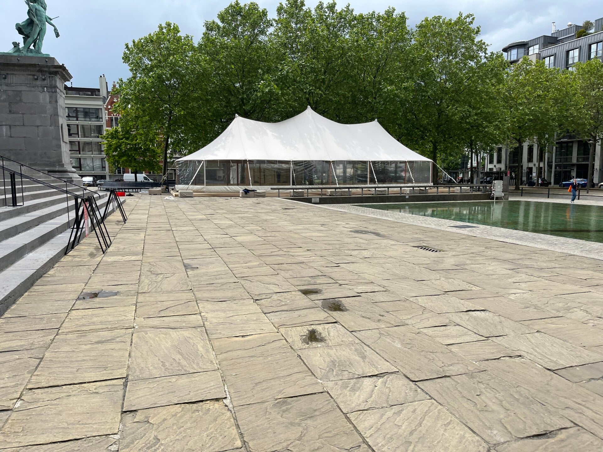 Silhouettetent opbouw in Antwerpen bij het Koninklijk Museum: witte tent met transparante zijwanden op het plein.