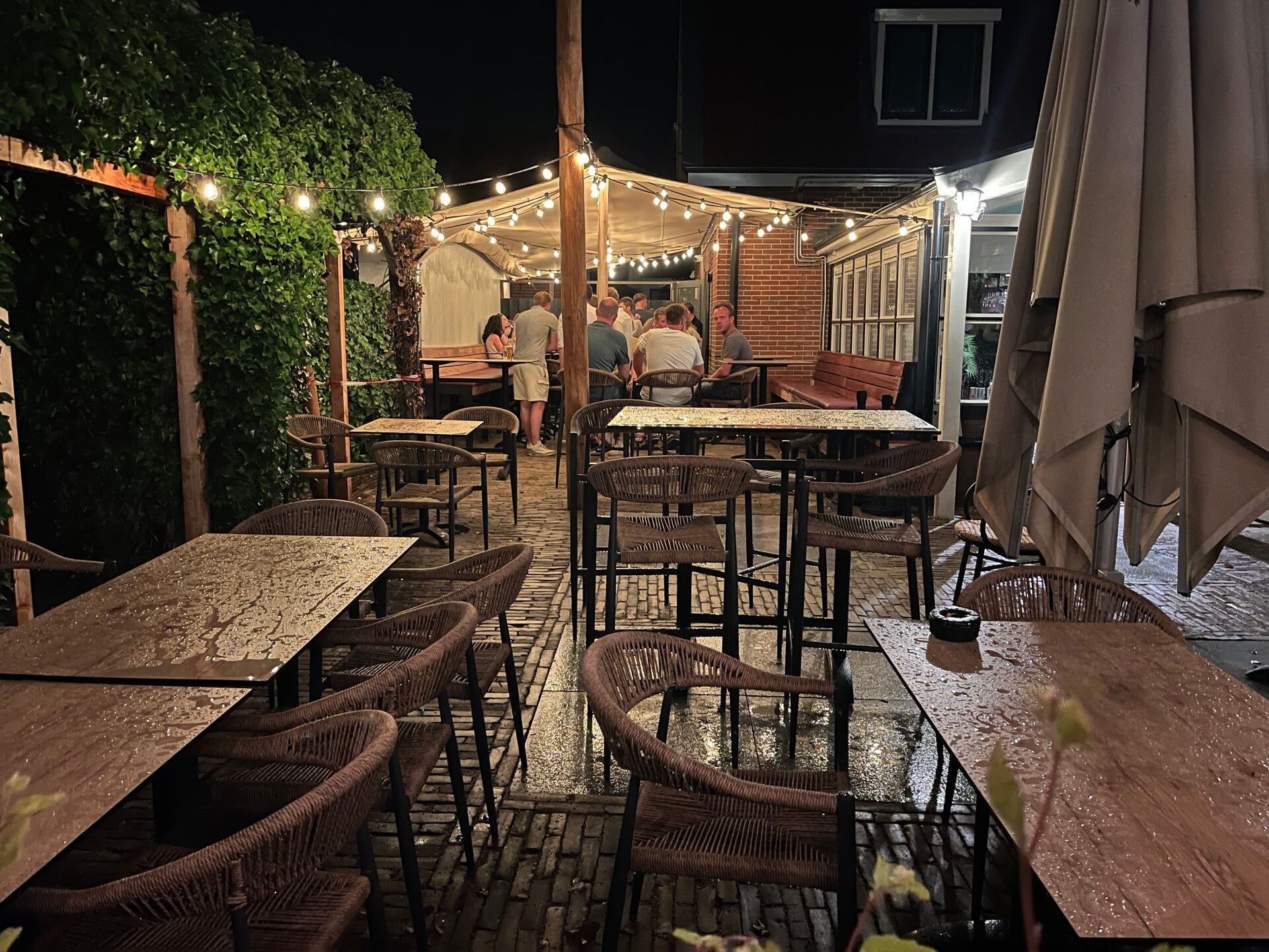 Stretchtent op maat gemaakt op terras van horeca