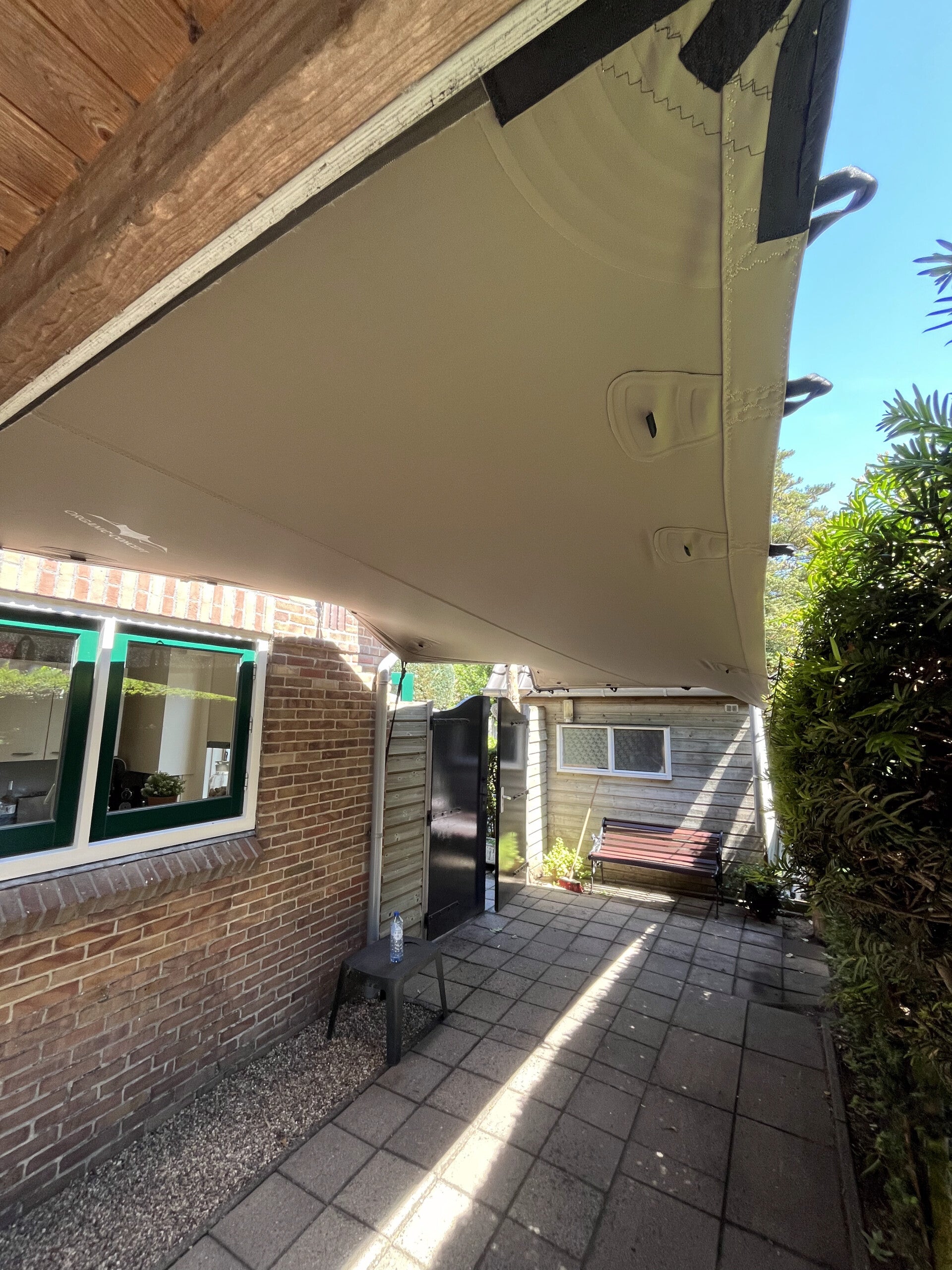 Custom-fit stretchtent carport permanent over oprit