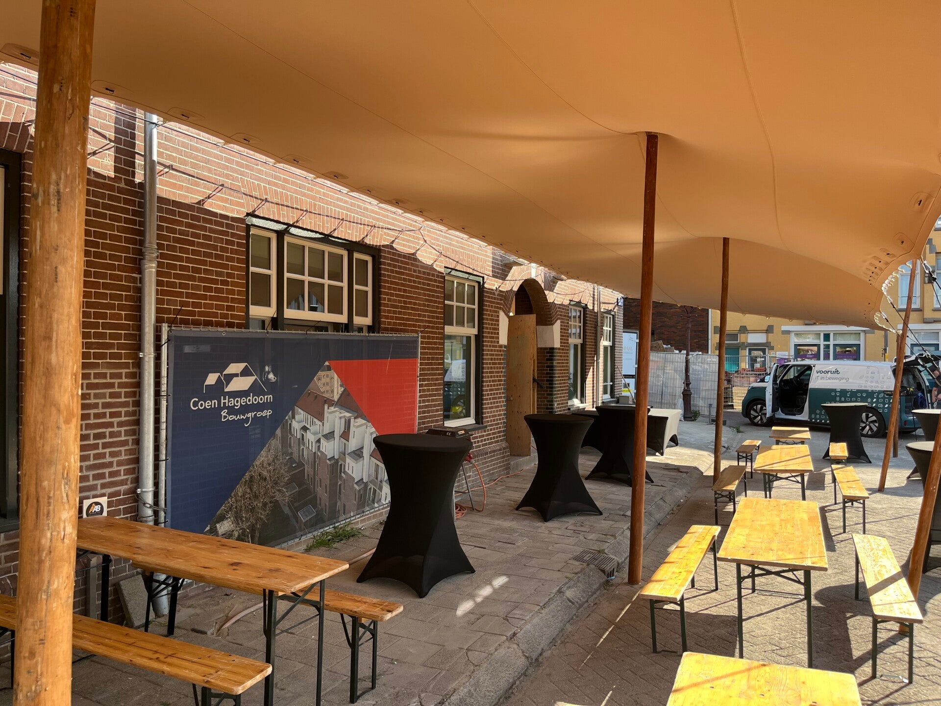 Stretchtent aan gebouw bevestigt in Amsterdam met bbq eronder