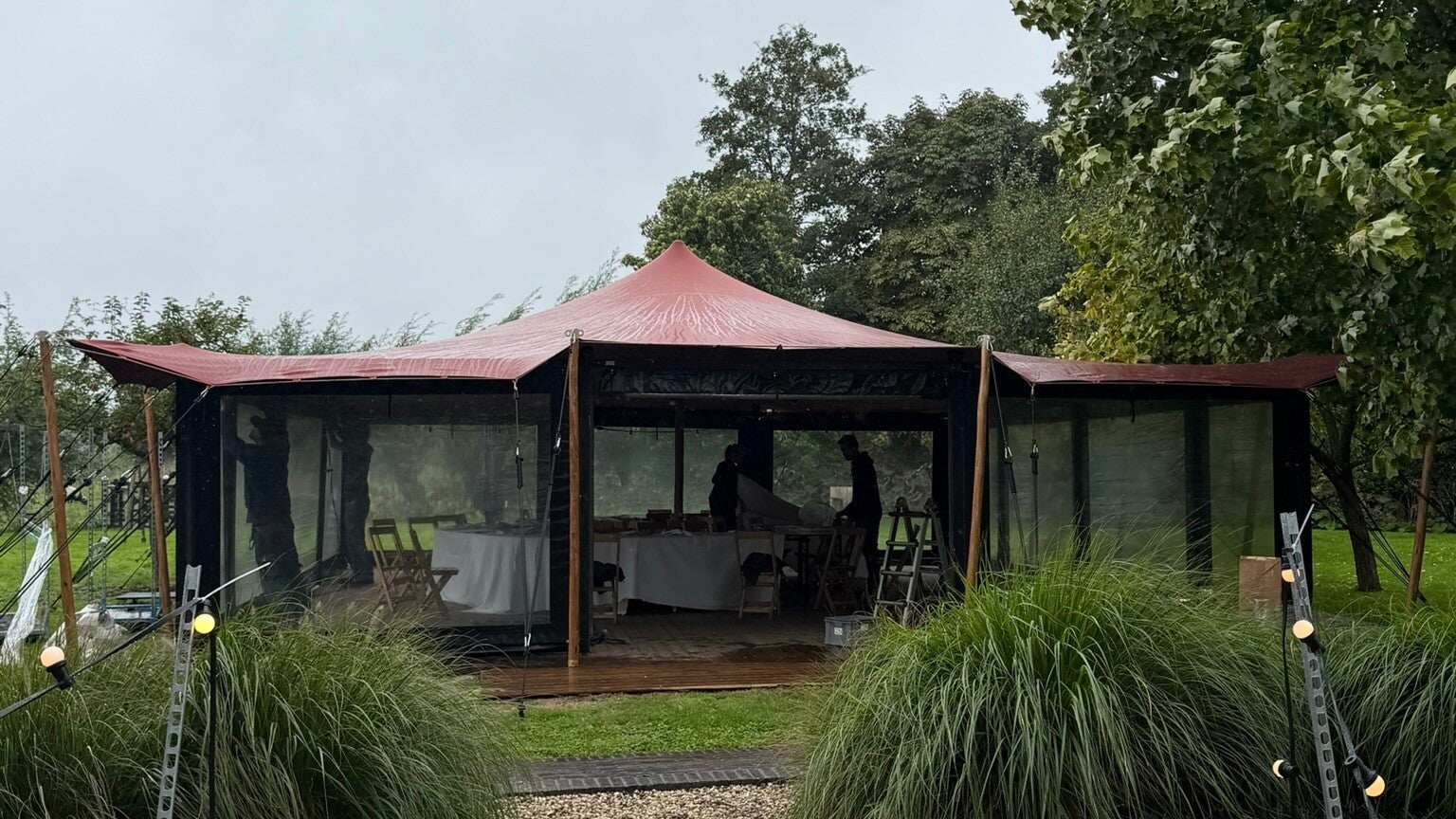 Stretchtent met zijwanden in de regen