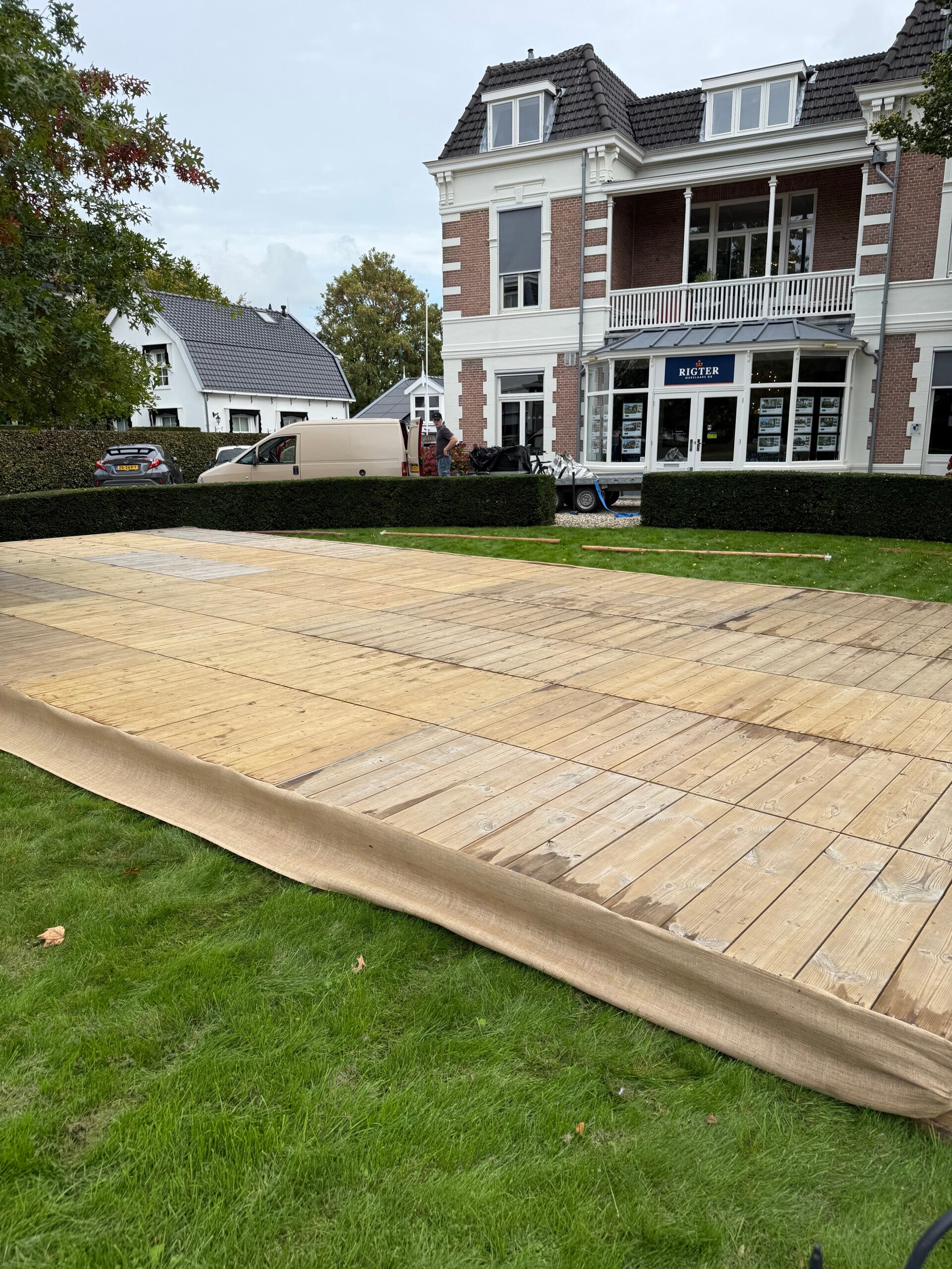 Houten cassettevloer met juttedoek om rand heen afgewerkt