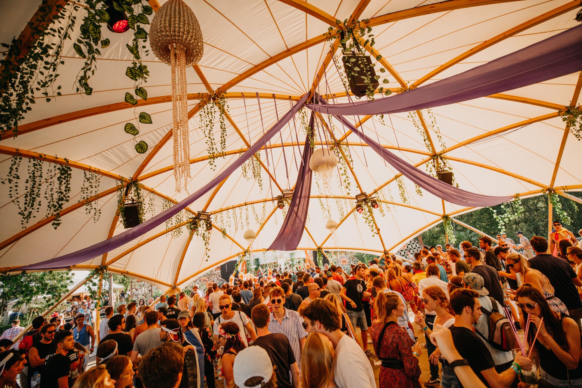Duurzame wooden dome structure van hout, ideaal als unieke koepeltent of overkapping voor festivals, evenementen, tuinfeesten, buitenlocaties en bruiloften