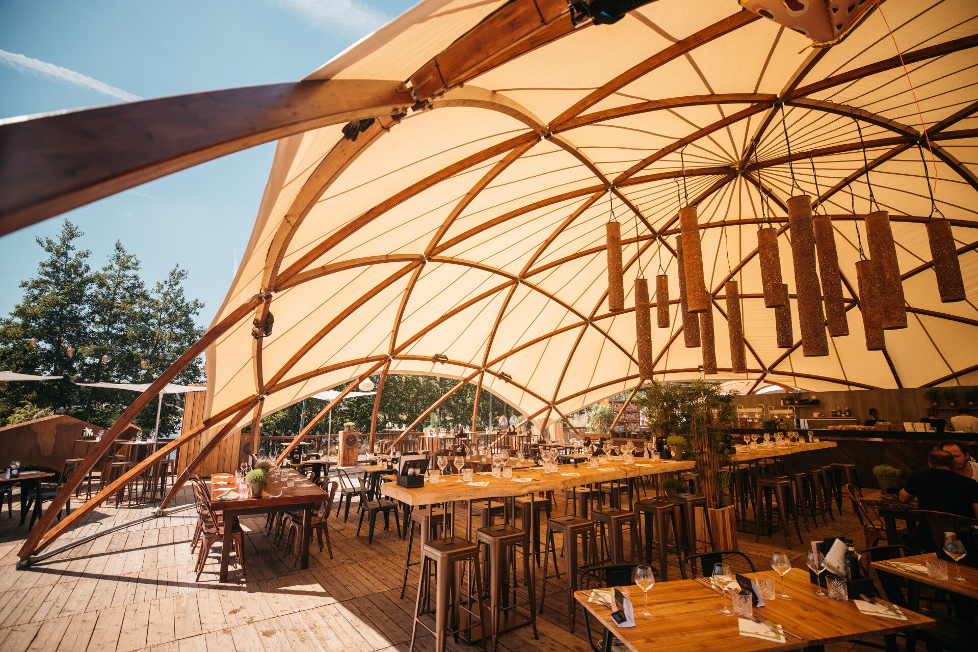 Wooden Flat Dome met eettafels en decoratie ingericht