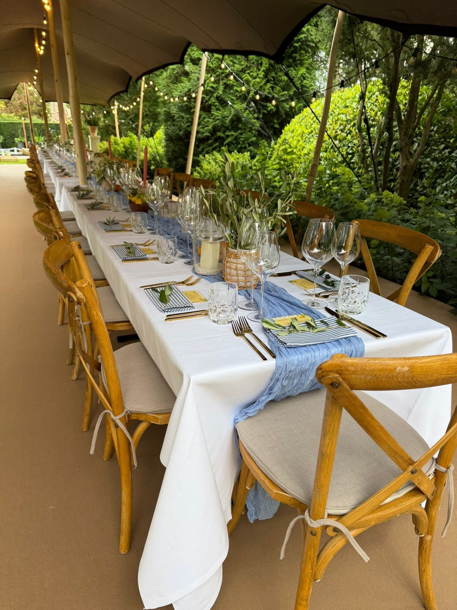Stretchtent op maat in een ruime tuin met houten palen en luxe afwerking, perfect als sfeervolle tentoverkapping voor tuinfeest, bruiloft of evenement